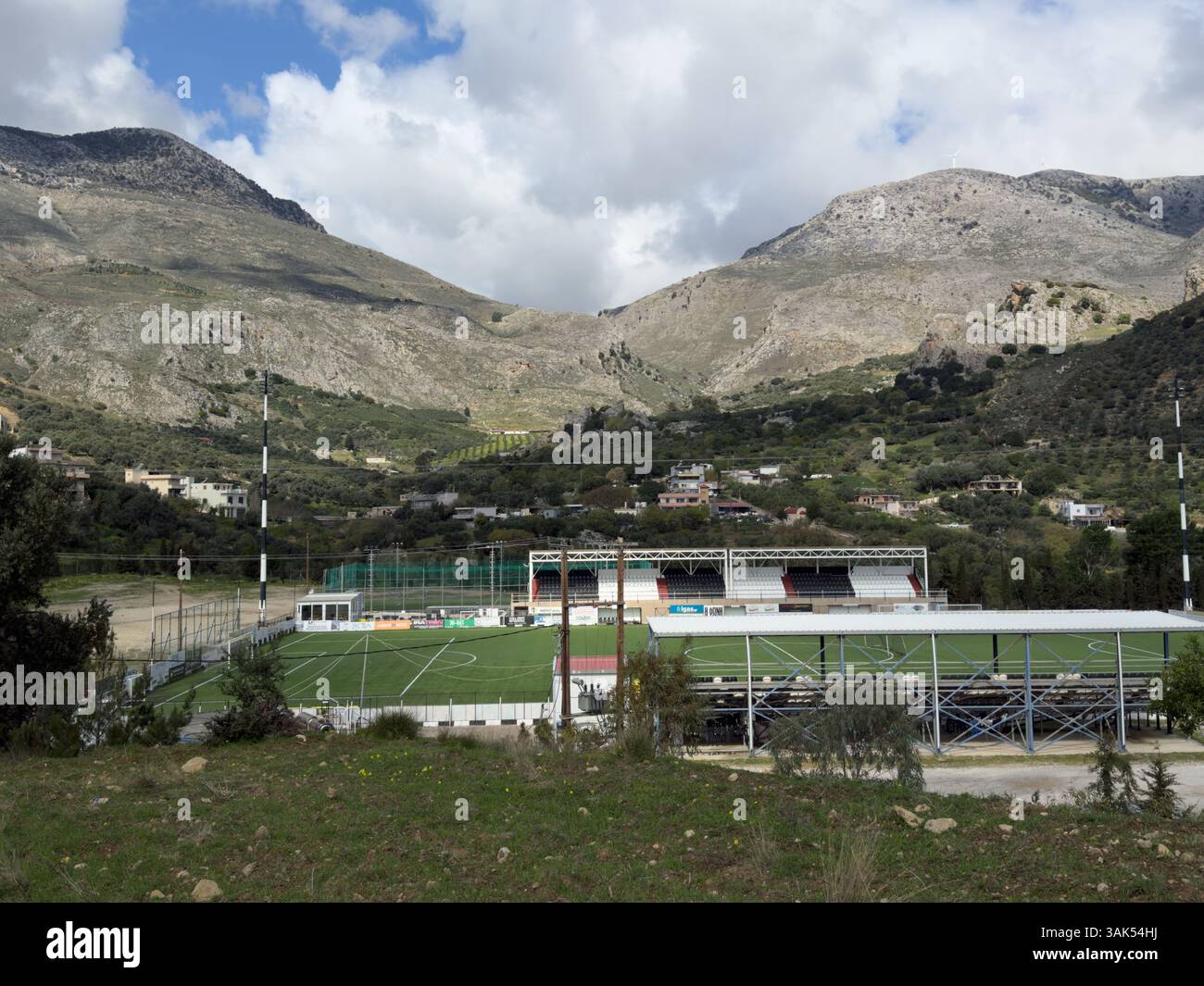 Das wunderschöne PAOK-Stadion von Krousonas und die Berge im Hintergrund Stockfoto