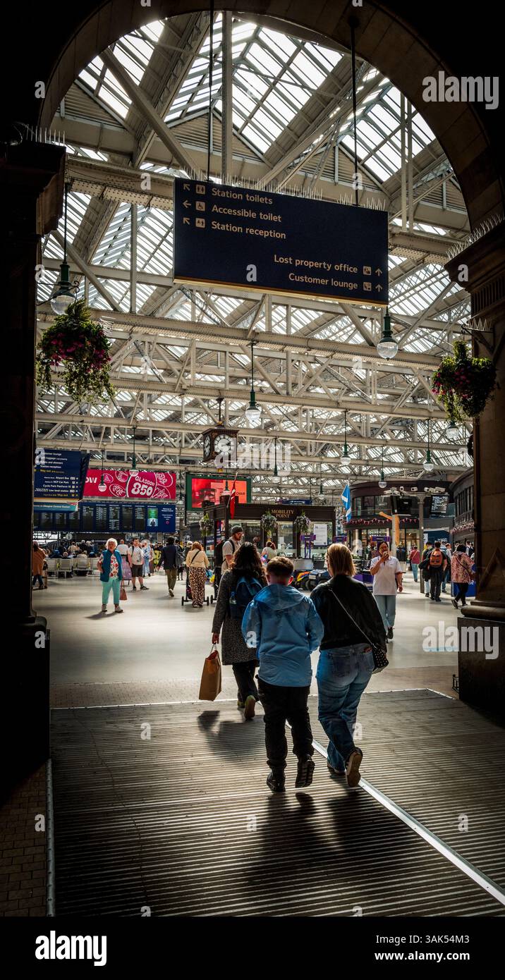 Passagiere betreten den Hauptbahnhof Glasgow vom Eingang zur Gordon Street Stockfoto