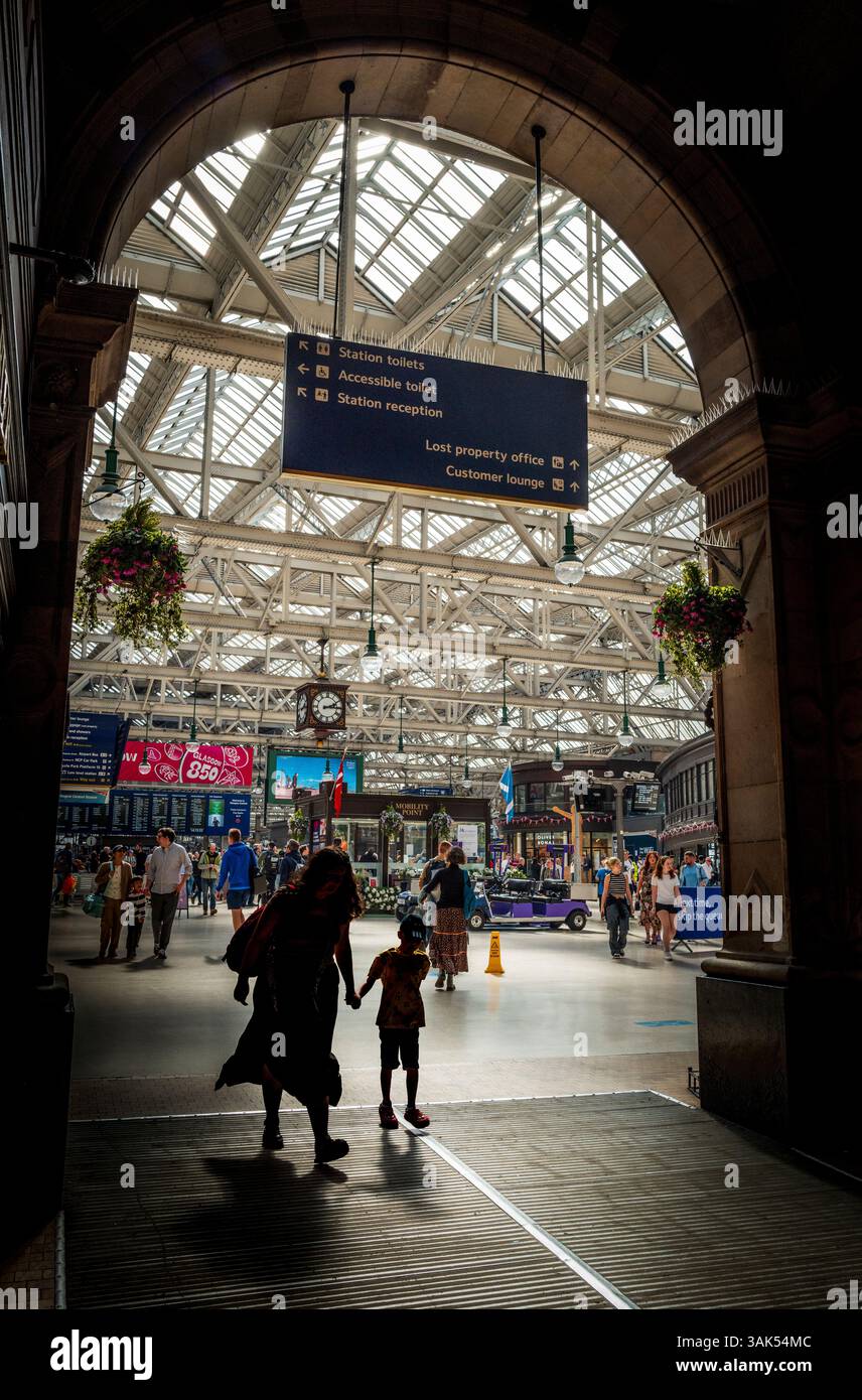 Passagiere betreten den Hauptbahnhof Glasgow vom Eingang zur Gordon Street Stockfoto