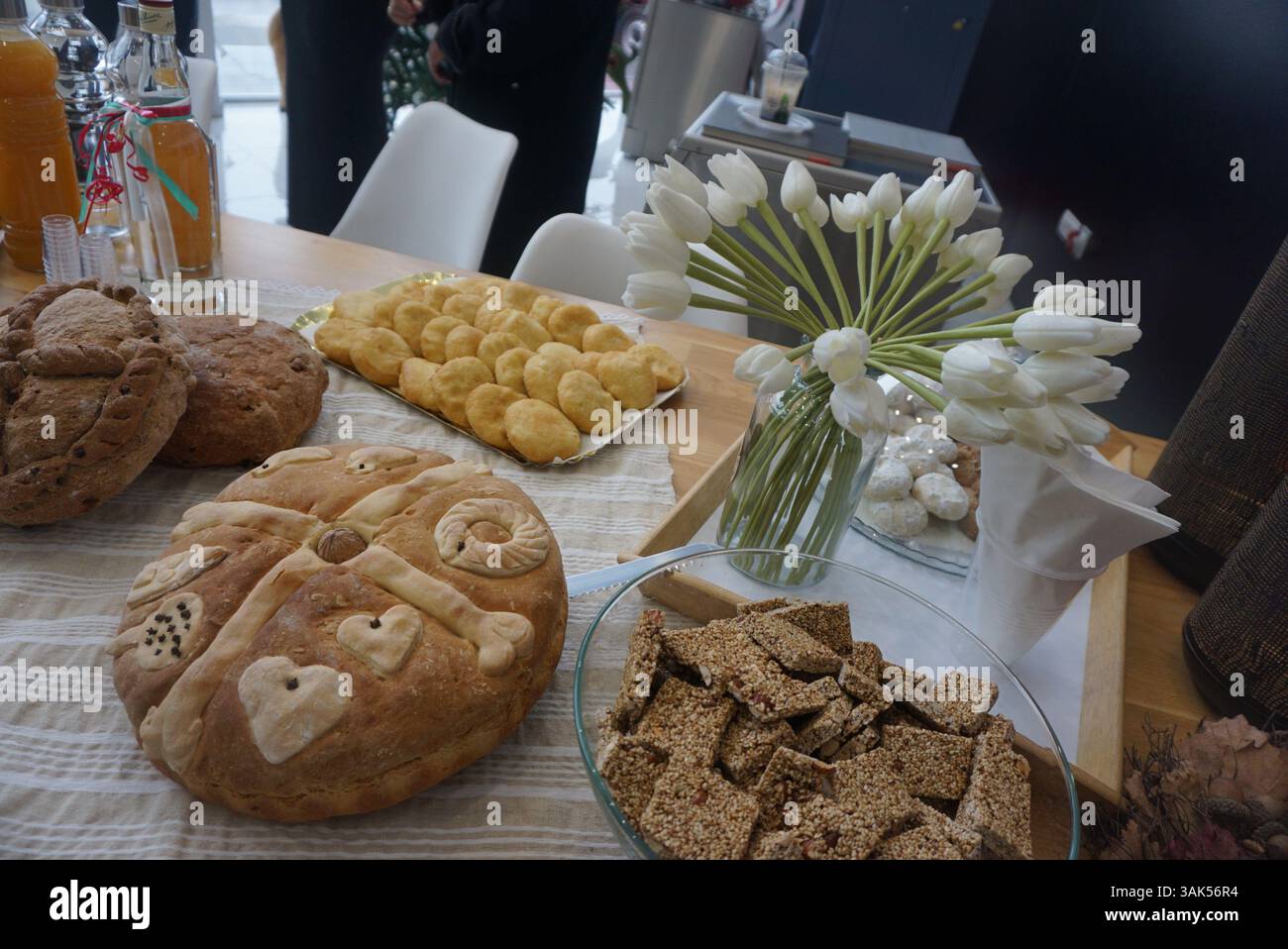 Christopsomo, ein traditionelles griechisches Weihnachtsbrot zu Ehren Christi, verziert mit symbolischen Teigformen wie Kreuzen, Herzen und Spiralen Stockfoto