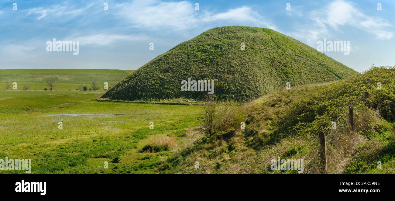 Silbury Hill, Wiltshire - Silbury Hill ist der größte künstliche prähistorische Hügel Europas in der Nähe von Avebury in Wiltshire, England. Gebaut zwischen Stockfoto