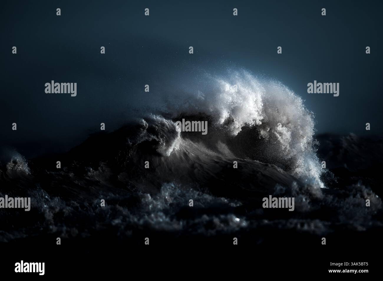 Farblandschaft Küstenbild mit Wellen, die von starken Winden bis zu dem Punkt gepeitscht werden, an dem sie aus dem Wasser zu explodieren scheinen. Stockfoto
