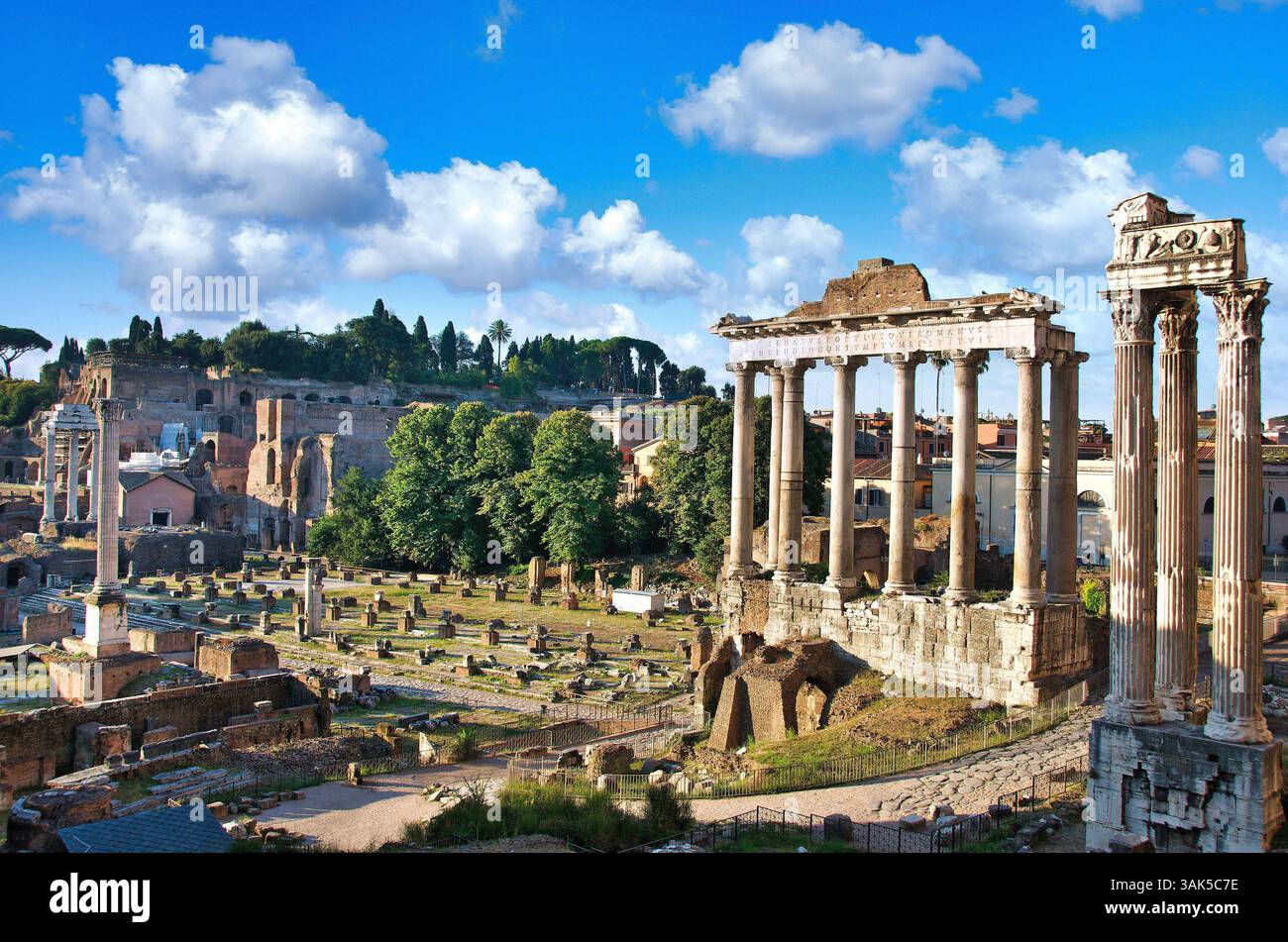Ruinen des Saturntempels erheben sich inmitten des Forum Romanum in Rom. Diese antiken Säulen zeigen die römische Architektur. Latium. Italien Stockfoto
