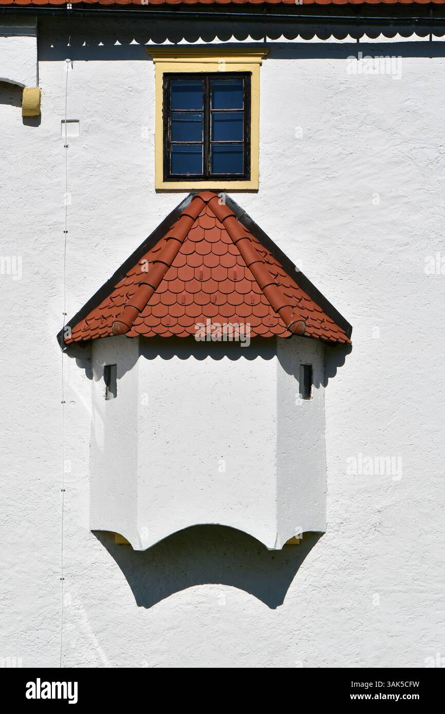 Dekoratives Türmfenster an der Fassade des Schlosses Bogensperk (Grad Bogenšperk) in der Nähe von Šmartno pri Litiji, Slowenien. Schloss im Renaissance-Stil. Stockfoto
