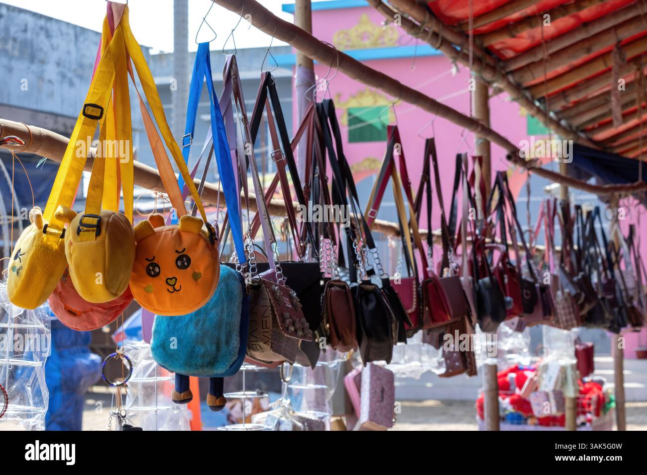 Handgefertigte Schultertaschen und Geldbörsen für Frauen werden in einem Geschäft während der internationalen Messe in Kishoreganj, Bangladesch, auf Febru, verkauft Stockfoto