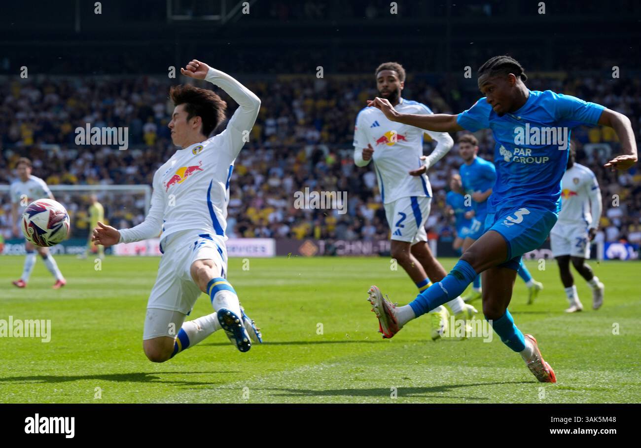 Jayden Meghoma von Preston North End (rechts) und Ao Tanaka von Leeds United (links) kämpfen um den Ball während des Sky Bet Championship-Spiels in der Elland Road, Leeds. Bilddatum: Samstag, 12. April 2025. Stockfoto