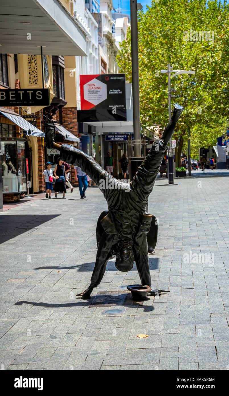 Bronzeskulptur des Upside-Down Performer in der City Centre Shopping Street, Perth, Australien, Januar 2020 Stockfoto