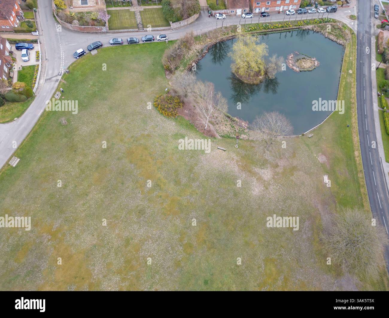 Aus der Vogelperspektive auf den Dorfteich im kleinen Dorf kent von Matfield Stockfoto