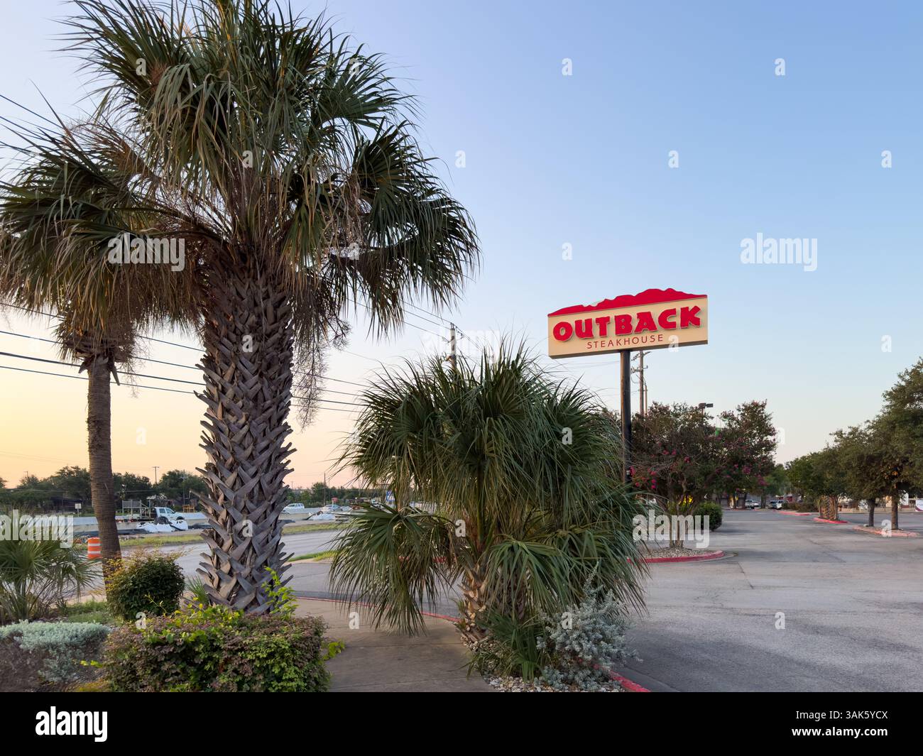 Outback Steakhouse in Austin, Texas, USA. Amerikanische Kette von Restaurants im australischen Stil, in denen amerikanische Küche serviert wird. - Smartphone-aufgenommenes Stockfoto
