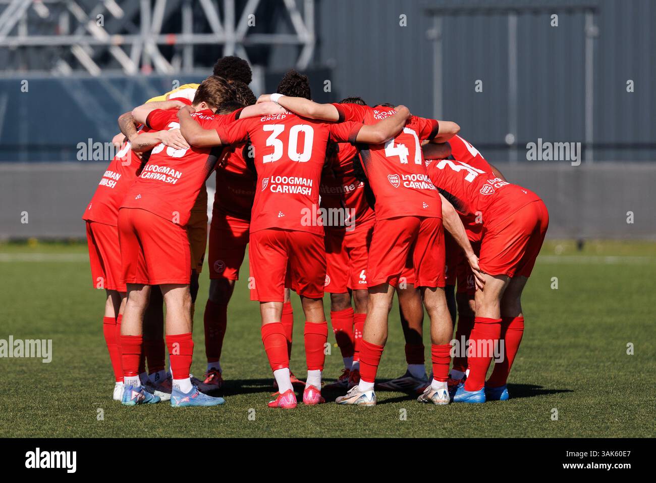 Almere, Niederlande. April 2025. ALMERE, 12.04.2025, Yanmar-Stadion, Saison 2024/2025, Dutch Betnation Tweede Divisie Football. Jong Almere City FC Gruppenumarmung vor dem Spiel Jong Almere City FC - ADO20 Credit: Pro Shots/Alamy Live News Stockfoto