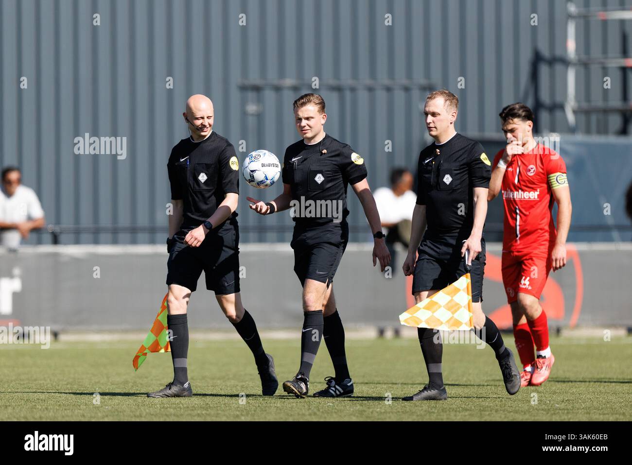 Almere, Niederlande. April 2025. ALMERE, 12.04.2025, Yanmar-Stadion, Saison 2024/2025, Dutch Betnation Tweede Divisie Football. Schiedsrichter Stan Smit während des Spiels Jong Almere City FC - ADO20 Credit: Pro Shots/Alamy Live News Stockfoto