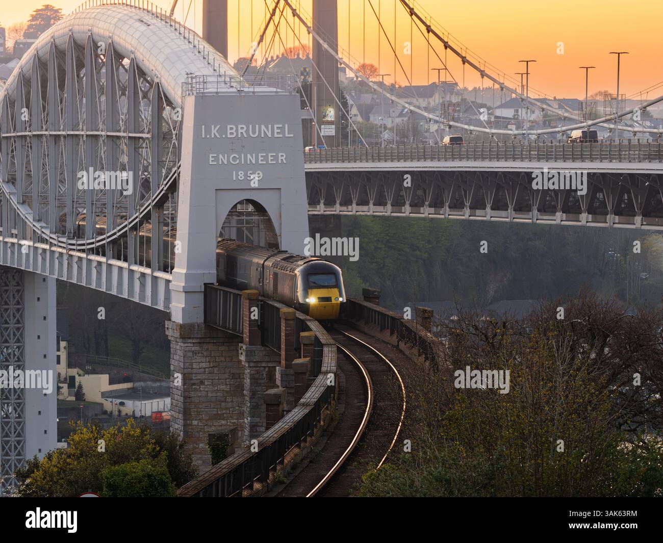 Die GWR-Klasse 43 führte HST über die Royal Albert Bridge von Saltash nach Plymouth über den Tamar bei Sonnenuntergang Stockfoto
