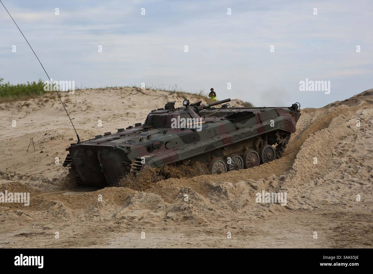 15. Juni 2016 – polnische Soldaten der Mechanisierten Küstenverteidigungsbrigade führen während der taktischen Übungsphase der BALTOPS 2016..BALTOPS 2016 Annual Multinational Exercise, Ustka, Polen - 15. Juni 2016 einen Bodenangriff durch. BALTOPS ist eine jährlich wiederkehrende multinationale Übung, die darauf abzielt, die Interoperabilität zu verbessern, die Flexibilität zu erhöhen und die Entschlossenheit der Verbündeten und der Partnerländer zu demonstrieren, die Ostseregion zu verteidigen. James Foggo, Kommandeur der 6. US-Flotte und Kommandeur der Marinestreitkräfte NATO, sagte, dass das 44. Auftreten dieser Ostseetätigkeit 43 sh umfasst Stockfoto