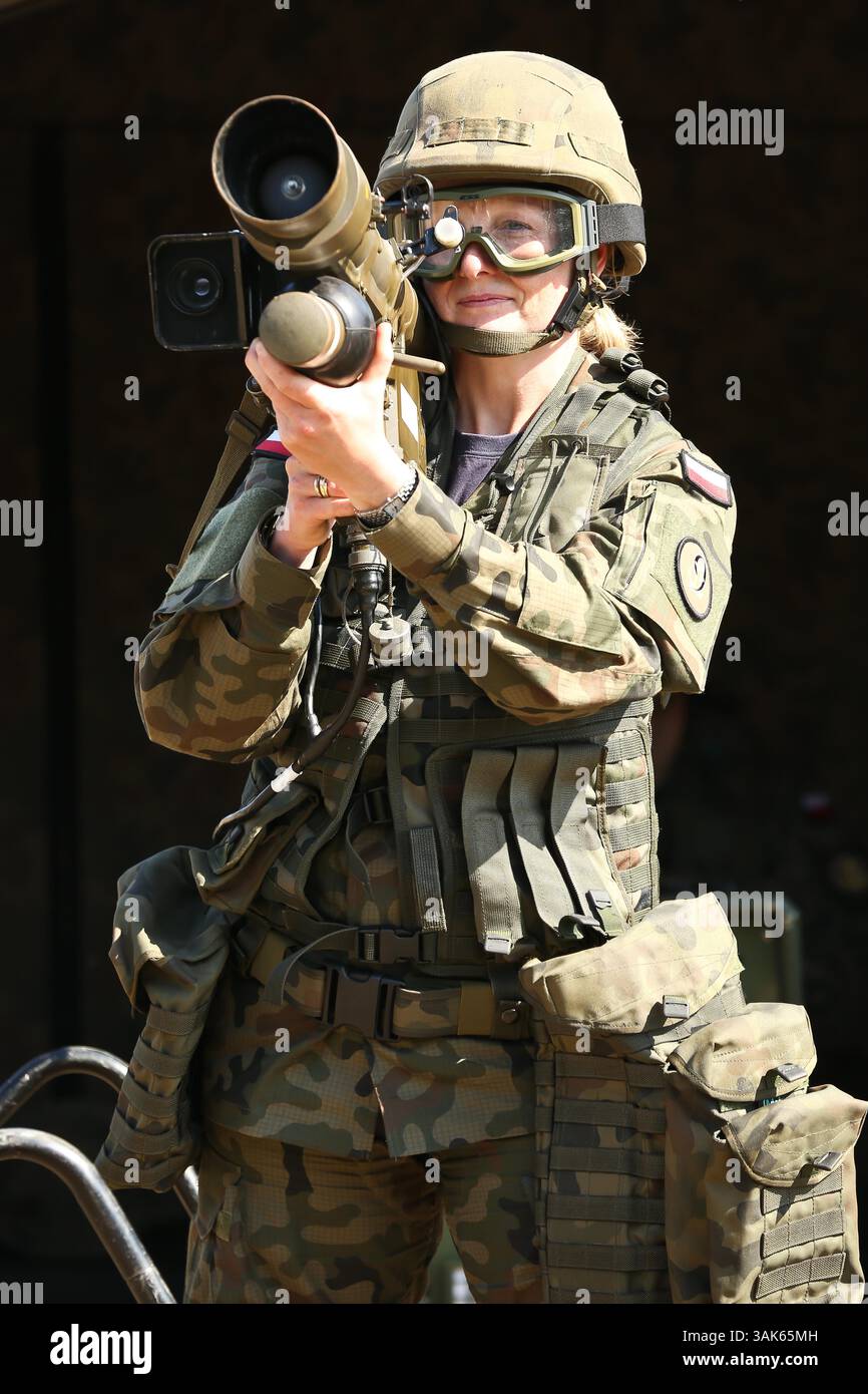 15. Juni 2016 - Ein polnischer Soldat der Mechanisierten Küstenverteidigungsbrigade hält ihre Waffe für prominente Besucher, die sie während der taktischen Übungsphase der BALTOPS 2016..BALTOPS 2016 Annual Multinational Übungsübung, Ustka, Polen - 15. Juni 2016 sehen können. BALTOPS ist eine jährlich wiederkehrende multinationale Übung, die darauf abzielt, die Interoperabilität zu verbessern, die Flexibilität zu erhöhen und die Entschlossenheit der Verbündeten und die Partnerländer zu demonstrieren, die baltischen Länder zu verteidigen. James Foggo, Kommandeur der 6. US-Flotte und Kommandeur der Marinestreitkräfte der NATO, sagte, das 44. Auftreten dieser Ostsee Stockfoto