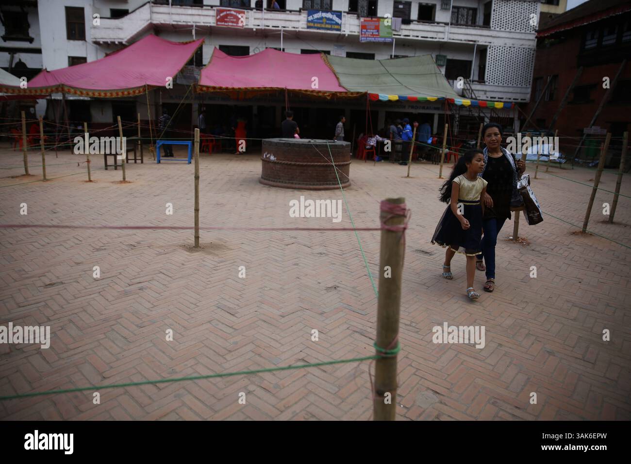 13. Mai 2017 - Kathmandu, Nepal - die Menschen kehren zurück, nachdem sie vor den Kommunalwahlen, die nach zwei Jahrzehnten am 14. Mai 2017 in Kathmandu, Nepal, stattfinden, den Personalausweis des Wählers abgeholt haben. (Foto: © Skanda Gautam via ZUMA Wire) Stockfoto