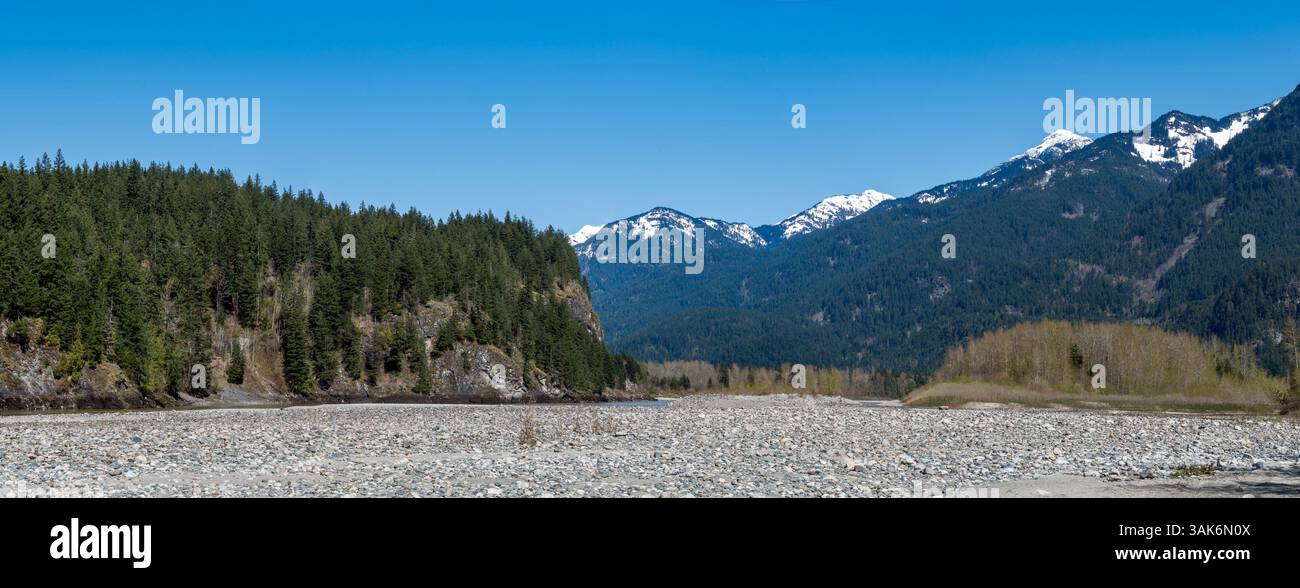 Panoramablick auf die Rocky Mountains in British Columbia mit austrockndem Flussbett vor der Tür Stockfoto