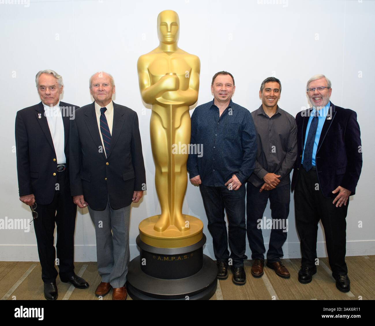 15. Mai 2017 - Hollywood, Kalifornien, USA - im Bild (von links nach rechts): Donnie Dunagan (Stimme des jungen Bambi), Peter Behn (Stimme des jungen Thumpers), Andreas Deja (Disney Legend, Animator), Paul Felix (Produktionsdesigner bei Walt Disney Animation Studios) und Gastgeber Leonard Maltin vor der Vorstellung von 'Bambi' zum 75. Jahrestag der Academy of Motion Picture Arts and Sciences am Montag, 15. Mai 2017. (Bild: © Todd Wawrychuk/AMPAS via ZUMA Wire/ZUMAPRESS.com) Stockfoto