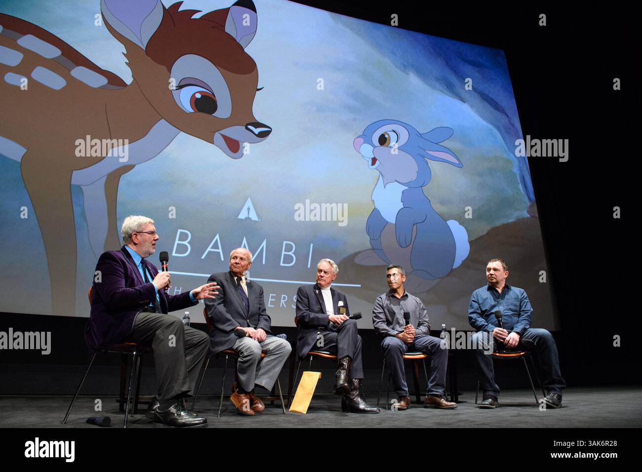 15. Mai 2017 - Hollywood, Kalifornien, USA - (von links nach rechts): Gastgeber Leonard Maltin, Peter Behn (Stimme des jungen Thumpers), Donnie Dunagan (Stimme des jungen Bambi), Paul Felix (Production Designer bei Walt Disney Animation Studios) und Andreas Deja (Disney Legend, Animator) vor der Vorstellung von 'Bambi' zum 75. Jahrestag der Academy of Motion Picture Arts and Sciences am Montag, 15. Mai 2017. (Bild: © Todd Wawrychuk/AMPAS via ZUMA Wire/ZUMAPRESS.com) Stockfoto