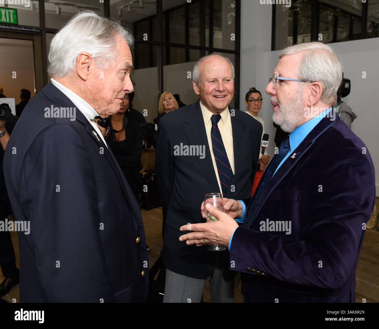 15. Mai 2017 - Hollywood, Kalifornien, USA - DONNIE DUNAGAN (links), Stimme des jungen Bambi, PETER BEHN (Mitte), Stimme des jungen Thumpers und Moderator Leonard Maltin Prior, vor einer 75-jährigen Vorführung von 'Bambi', präsentiert von der Academy of Motion Picture Arts and Sciences, am Montag, 15. Mai 2017. (Bild: © Todd Wawrychuk/AMPAS via ZUMA Wire/ZUMAPRESS.com) Stockfoto