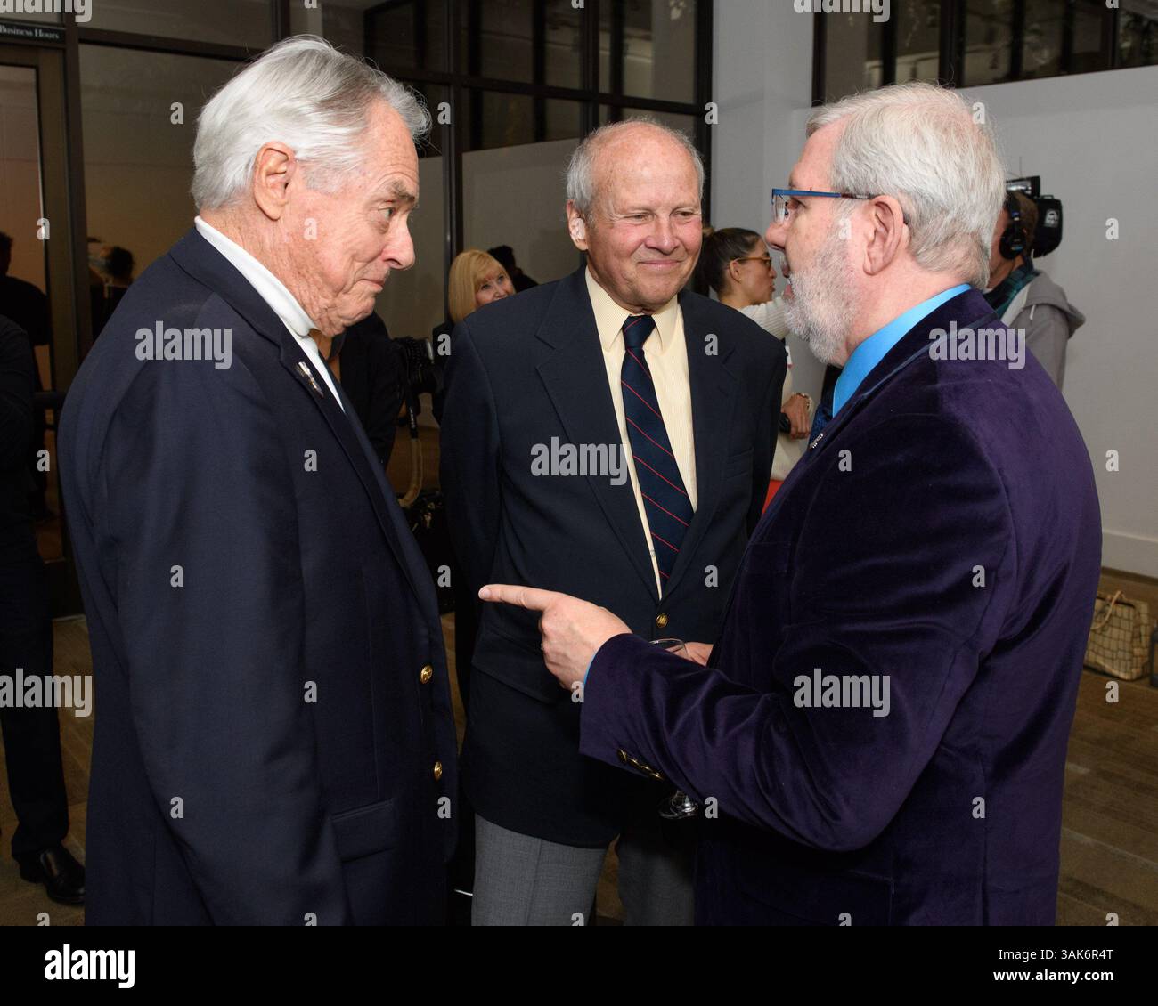 15. Mai 2017 - Hollywood, Kalifornien, USA - DONNIE DUNAGAN (links), Stimme des jungen Bambi, PETER BEHN (Mitte), Stimme des jungen Thumpers und Moderator Leonard Maltin Prior, vor einer 75-jährigen Vorführung von 'Bambi', präsentiert von der Academy of Motion Picture Arts and Sciences, am Montag, 15. Mai 2017. (Bild: © Todd Wawrychuk/AMPAS via ZUMA Wire/ZUMAPRESS.com) Stockfoto