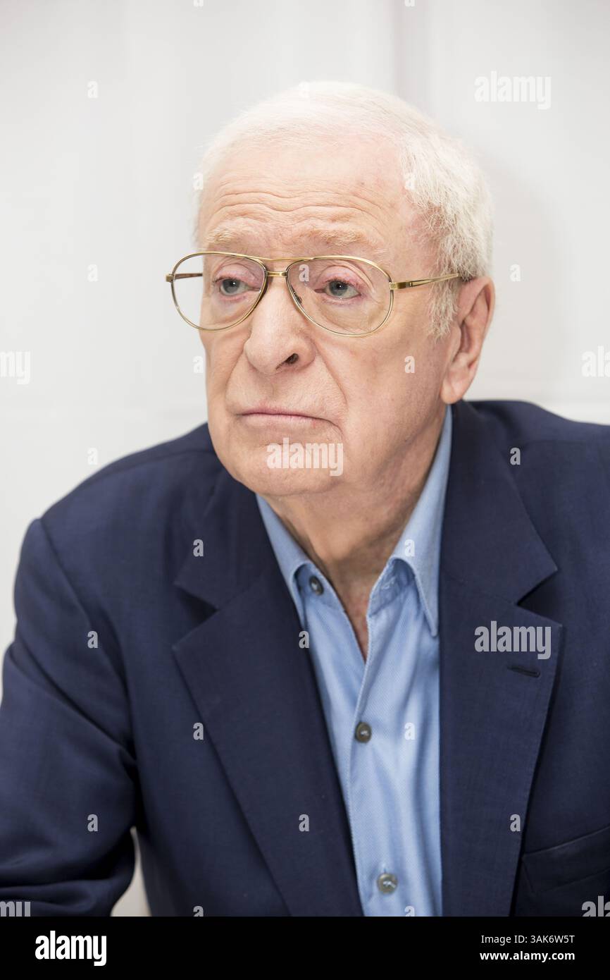25. März 2017 – New York, New York, USA – MICHAEL CAINE wirbt für „Going in Style“. Sir Michael Caine, CBE (* 14. März 1933 in Maurice Joseph Micklewhite) ist ein britischer Schauspieler und Autor. Caine ist bekannt für seinen markanten Cockney-Akzent in der Arbeiterklasse und ist in über 115 Filmen zu sehen und gilt als britische Filmikone. Seinen Durchbruch schaffte er in den 1960er Jahren mit Zulu (1964), The Ipcress File (1965), Alfie (1966), für den er für einen Academy Award, den Italian Job (1969) und Battle of Britain (1969) nominiert wurde. Zu seinen bekanntesten Rollen in den 1970er Jahren zählte Get Carter (1971), The Last Vall Stockfoto