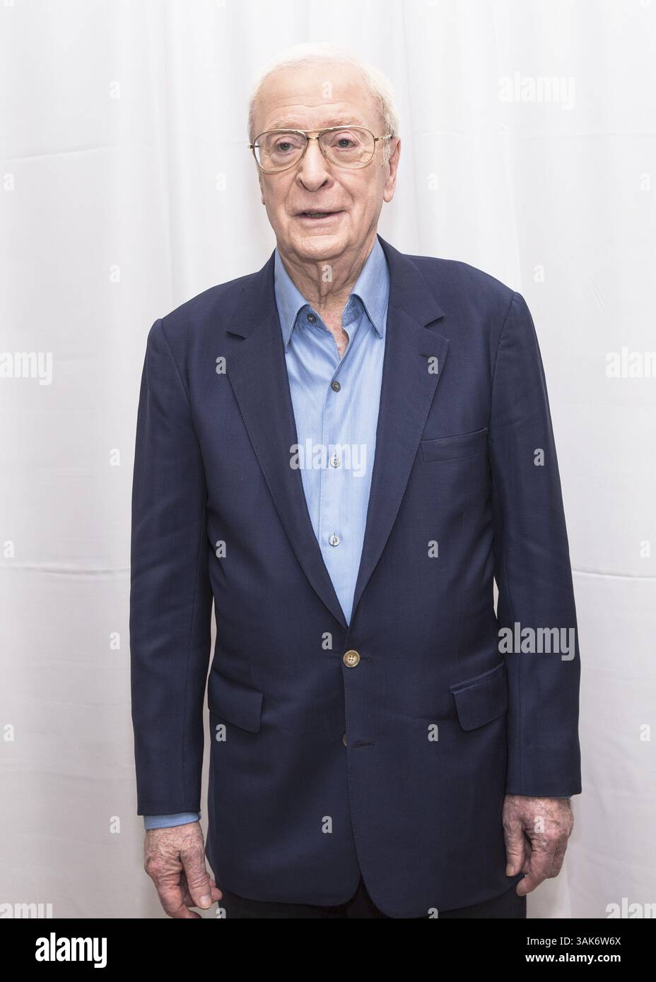 25. März 2017 – New York, New York, USA – MICHAEL CAINE wirbt für „Going in Style“. Sir Michael Caine, CBE (* 14. März 1933 in Maurice Joseph Micklewhite) ist ein britischer Schauspieler und Autor. Caine ist bekannt für seinen markanten Cockney-Akzent in der Arbeiterklasse und ist in über 115 Filmen zu sehen und gilt als britische Filmikone. Seinen Durchbruch schaffte er in den 1960er Jahren mit Zulu (1964), The Ipcress File (1965), Alfie (1966), für den er für einen Academy Award, den Italian Job (1969) und Battle of Britain (1969) nominiert wurde. Zu seinen bekanntesten Rollen in den 1970er Jahren zählte Get Carter (1971), The Last Vall Stockfoto