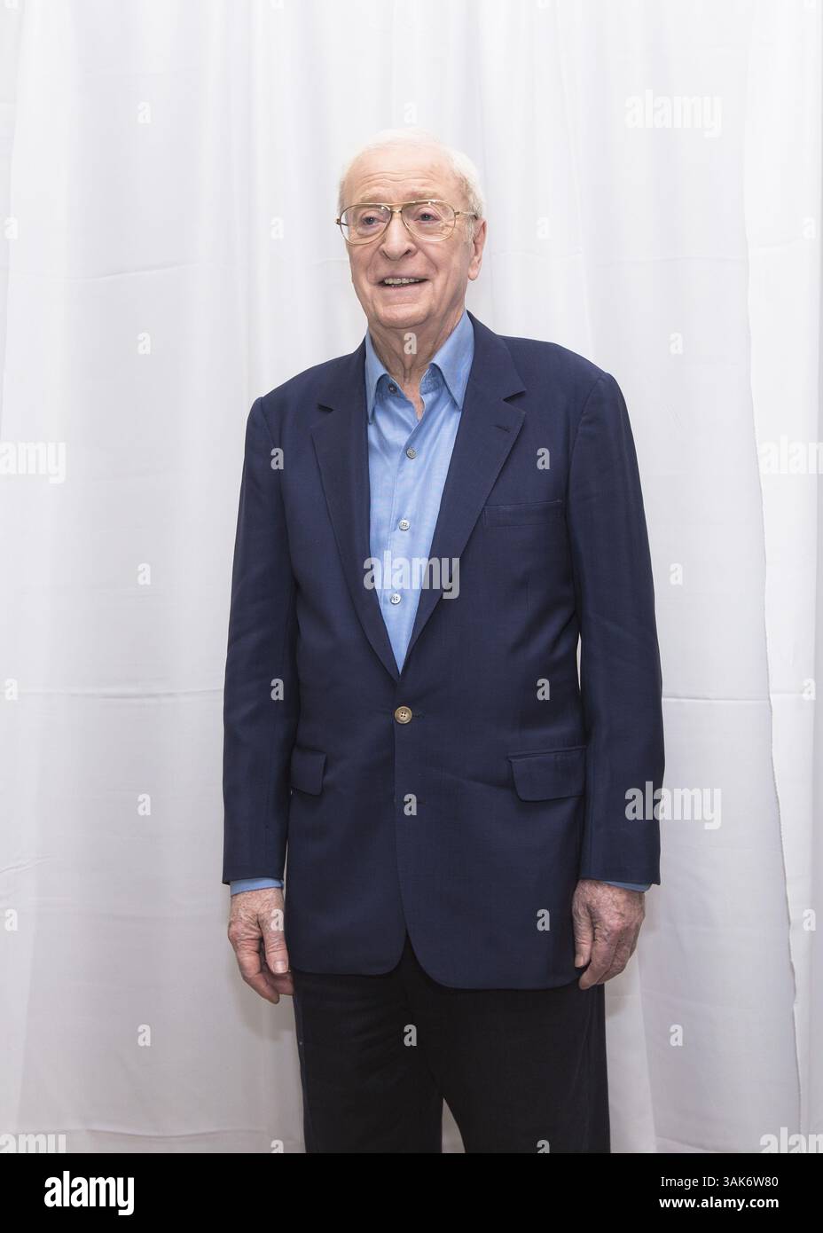 25. März 2017 – New York, New York, USA – MICHAEL CAINE wirbt für „Going in Style“. Sir Michael Caine, CBE (* 14. März 1933 in Maurice Joseph Micklewhite) ist ein britischer Schauspieler und Autor. Caine ist bekannt für seinen markanten Cockney-Akzent in der Arbeiterklasse und ist in über 115 Filmen zu sehen und gilt als britische Filmikone. Seinen Durchbruch schaffte er in den 1960er Jahren mit Zulu (1964), The Ipcress File (1965), Alfie (1966), für den er für einen Academy Award, den Italian Job (1969) und Battle of Britain (1969) nominiert wurde. Zu seinen bekanntesten Rollen in den 1970er Jahren zählte Get Carter (1971), The Last Vall Stockfoto