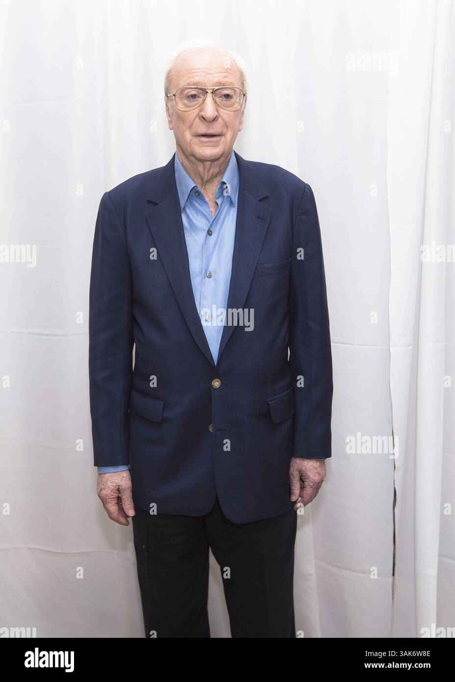 25. März 2017 – New York, New York, USA – MICHAEL CAINE wirbt für „Going in Style“. Sir Michael Caine, CBE (* 14. März 1933 in Maurice Joseph Micklewhite) ist ein britischer Schauspieler und Autor. Caine ist bekannt für seinen markanten Cockney-Akzent in der Arbeiterklasse und ist in über 115 Filmen zu sehen und gilt als britische Filmikone. Seinen Durchbruch schaffte er in den 1960er Jahren mit Zulu (1964), The Ipcress File (1965), Alfie (1966), für den er für einen Academy Award, den Italian Job (1969) und Battle of Britain (1969) nominiert wurde. Zu seinen bekanntesten Rollen in den 1970er Jahren zählte Get Carter (1971), The Last Vall Stockfoto