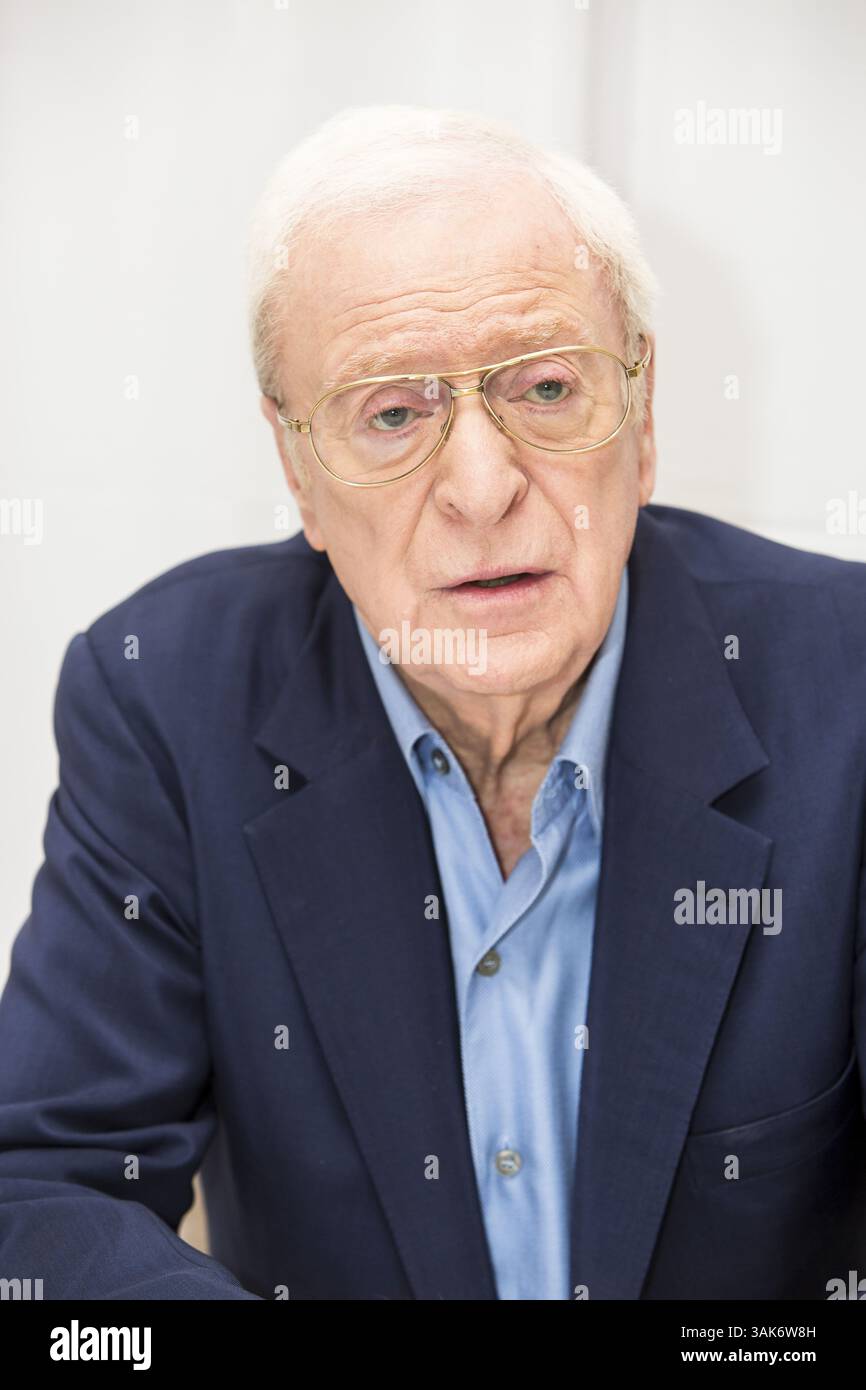 25. März 2017 – New York, New York, USA – MICHAEL CAINE wirbt für „Going in Style“. Sir Michael Caine, CBE (* 14. März 1933 in Maurice Joseph Micklewhite) ist ein britischer Schauspieler und Autor. Caine ist bekannt für seinen markanten Cockney-Akzent in der Arbeiterklasse und ist in über 115 Filmen zu sehen und gilt als britische Filmikone. Seinen Durchbruch schaffte er in den 1960er Jahren mit Zulu (1964), The Ipcress File (1965), Alfie (1966), für den er für einen Academy Award, den Italian Job (1969) und Battle of Britain (1969) nominiert wurde. Zu seinen bekanntesten Rollen in den 1970er Jahren zählte Get Carter (1971), The Last Vall Stockfoto