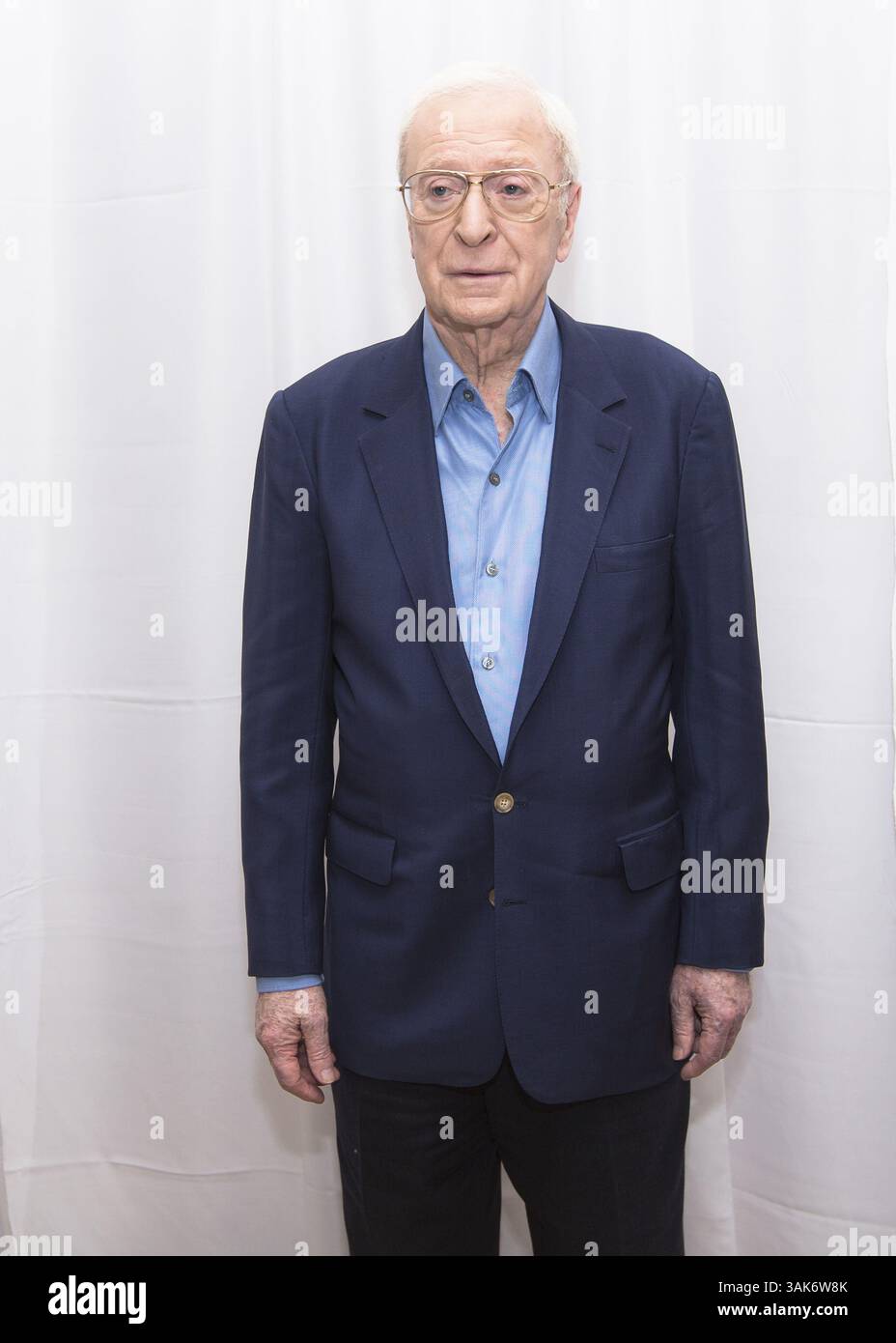 25. März 2017 – New York, New York, USA – MICHAEL CAINE wirbt für „Going in Style“. Sir Michael Caine, CBE (* 14. März 1933 in Maurice Joseph Micklewhite) ist ein britischer Schauspieler und Autor. Caine ist bekannt für seinen markanten Cockney-Akzent in der Arbeiterklasse und ist in über 115 Filmen zu sehen und gilt als britische Filmikone. Seinen Durchbruch schaffte er in den 1960er Jahren mit Zulu (1964), The Ipcress File (1965), Alfie (1966), für den er für einen Academy Award, den Italian Job (1969) und Battle of Britain (1969) nominiert wurde. Zu seinen bekanntesten Rollen in den 1970er Jahren zählte Get Carter (1971), The Last Vall Stockfoto