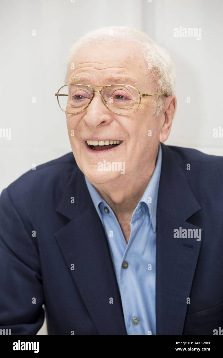 25. März 2017 – New York, New York, USA – MICHAEL CAINE wirbt für „Going in Style“. Sir Michael Caine, CBE (* 14. März 1933 in Maurice Joseph Micklewhite) ist ein britischer Schauspieler und Autor. Caine ist bekannt für seinen markanten Cockney-Akzent in der Arbeiterklasse und ist in über 115 Filmen zu sehen und gilt als britische Filmikone. Seinen Durchbruch schaffte er in den 1960er Jahren mit Zulu (1964), The Ipcress File (1965), Alfie (1966), für den er für einen Academy Award, den Italian Job (1969) und Battle of Britain (1969) nominiert wurde. Zu seinen bekanntesten Rollen in den 1970er Jahren zählte Get Carter (1971), The Last Vall Stockfoto