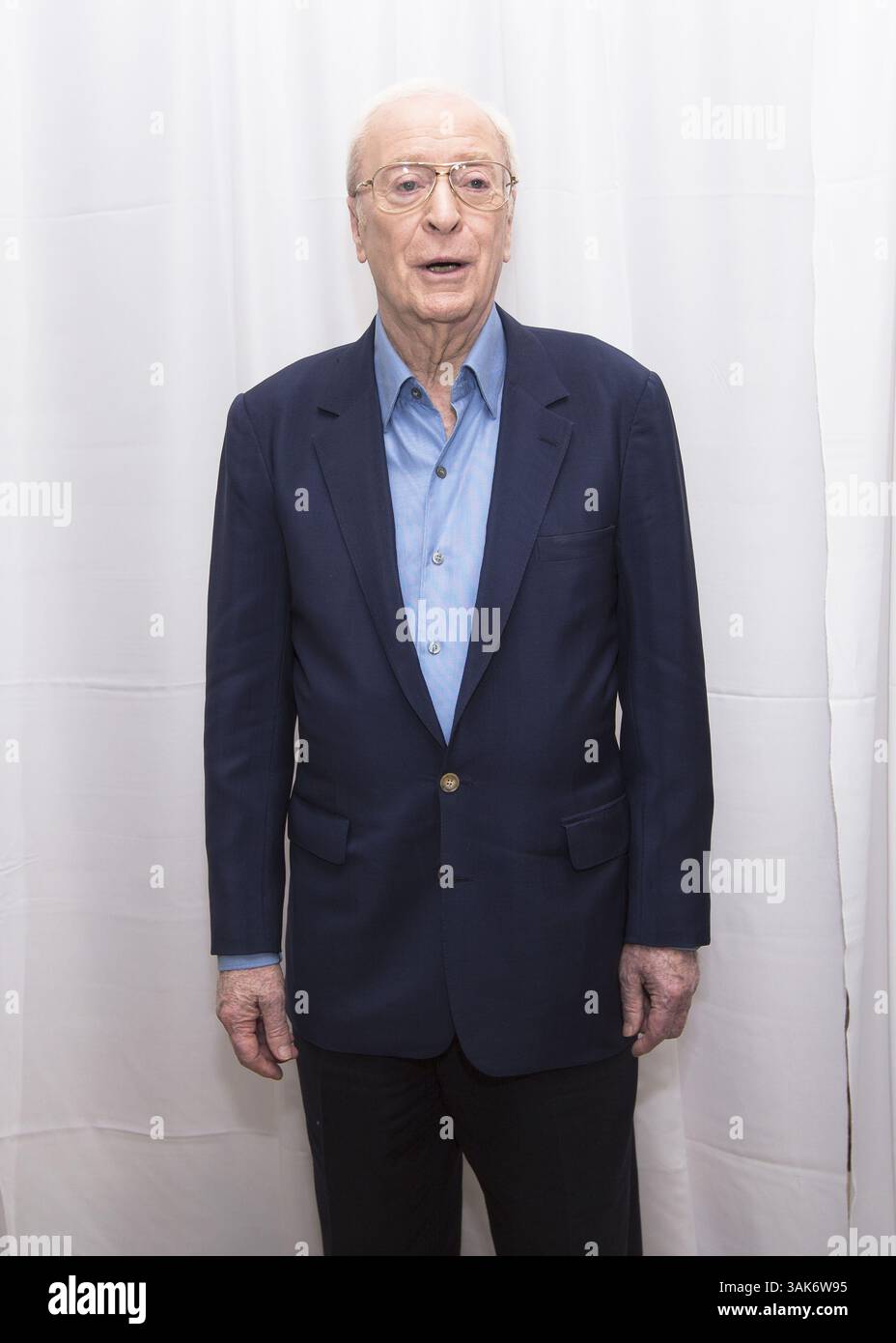 25. März 2017 – New York, New York, USA – MICHAEL CAINE wirbt für „Going in Style“. Sir Michael Caine, CBE (* 14. März 1933 in Maurice Joseph Micklewhite) ist ein britischer Schauspieler und Autor. Caine ist bekannt für seinen markanten Cockney-Akzent in der Arbeiterklasse und ist in über 115 Filmen zu sehen und gilt als britische Filmikone. Seinen Durchbruch schaffte er in den 1960er Jahren mit Zulu (1964), The Ipcress File (1965), Alfie (1966), für den er für einen Academy Award, den Italian Job (1969) und Battle of Britain (1969) nominiert wurde. Zu seinen bekanntesten Rollen in den 1970er Jahren zählte Get Carter (1971), The Last Vall Stockfoto