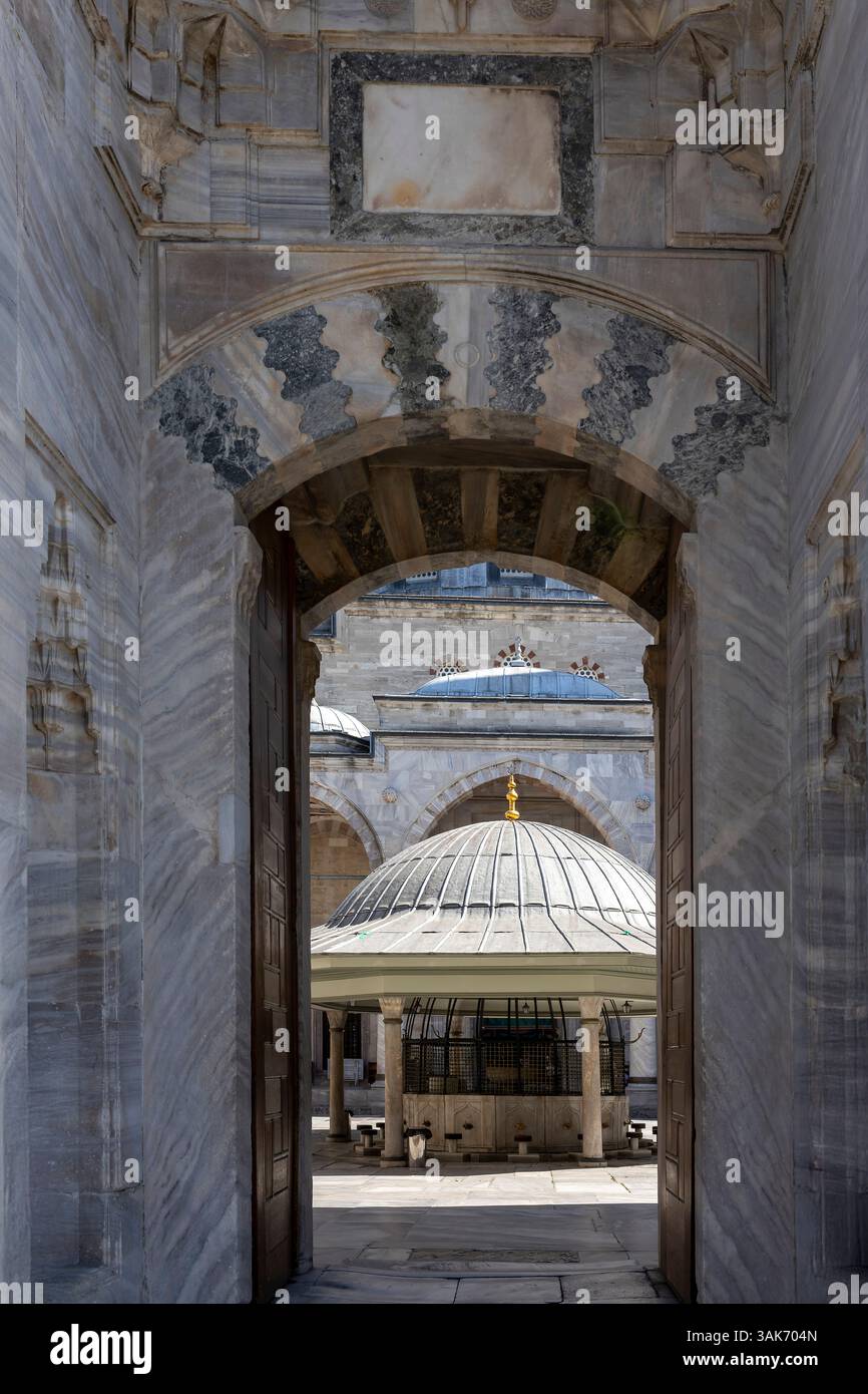 Istanbul, Türkei, 5. April 2024, bogenförmiger Marmoreingang, der zum Innenhof der Yavuz-Selim-Moschee (Selim-i-Moschee) im Stadtteil Fatih führt Stockfoto