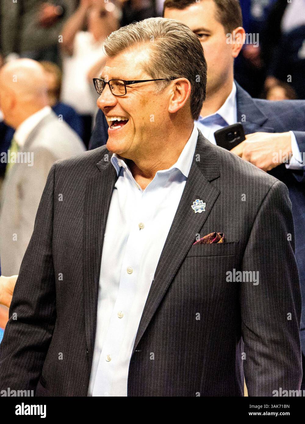 27. März 2017 – Bridgeport, Connecticut, USA – 27. März 2017: Nach 111 Siegen in Folge lächelt Coach Auriemma, nachdem er die Ducks of Oregon während des NCAA Women's East Regional Final zwischen den Oregon Ducks und Connecticut Huskies im Webster Bank Center in Bridgeport, Connecticut, gewonnen hatte. Dan Heary/ESW/CSM(Kreditbild: &Copy; Dan Heary/CSM via ZUMA Wire) Stockfoto