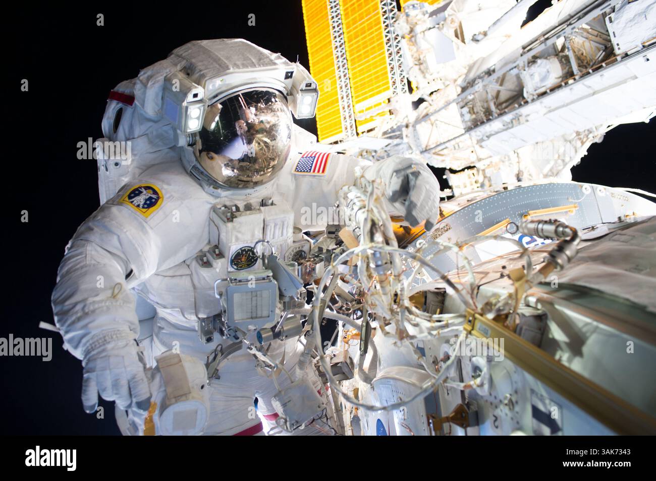 19. August 2016: Die internationale Raumstation Expedition 48, Jeff Williams, während eines Raumwanderns mit der Astronautin Kate Rubins, um am 19. August 2016 einen neuen Internationalen Docking-Adapter in der Erdumlaufbahn zu installieren. (Kreditbild: © NASA/NASA via ZUMA Wire) Stockfoto