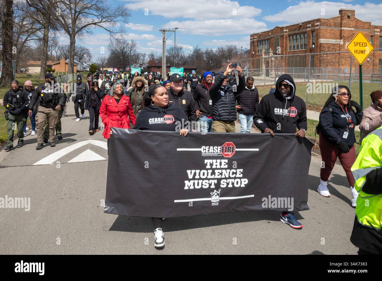 Detroit, Michigan, USA. April 2025. Waffenstillstand Detroit hält einen „Waffenstillstand-Friedensmarsch“ gegen städtische Gewalt ab. Waffenstillstand Detroit ist eine gemeindenahe Organisation, die mit Polizei und Gemeindeorganisationen zusammenarbeitet, um die Normen der Jugend über Gewalt zu ändern. Quelle: Jim West/Alamy Live News Stockfoto