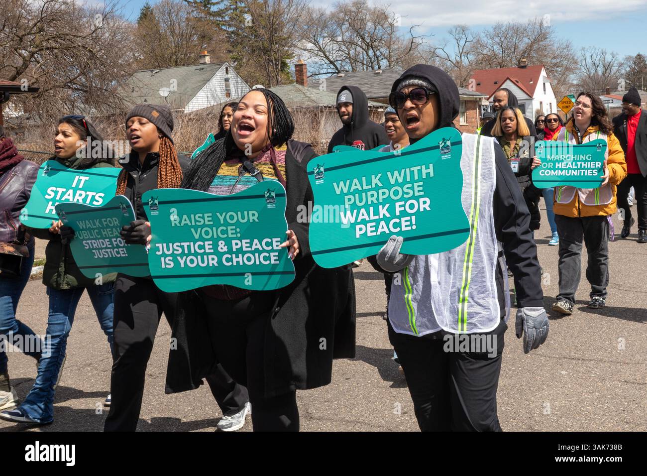 Detroit, Michigan, USA. April 2025. Waffenstillstand Detroit hält einen „Waffenstillstand-Friedensmarsch“ gegen städtische Gewalt ab. Waffenstillstand Detroit ist eine gemeindenahe Organisation, die mit Polizei und Gemeindeorganisationen zusammenarbeitet, um die Normen der Jugend über Gewalt zu ändern. Quelle: Jim West/Alamy Live News Stockfoto