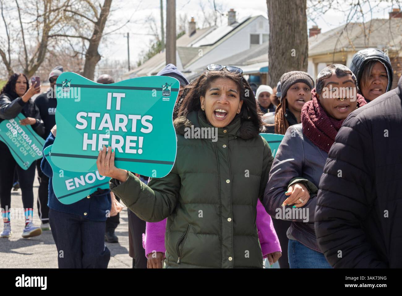 Detroit, Michigan, USA. April 2025. Waffenstillstand Detroit hält einen „Waffenstillstand-Friedensmarsch“ gegen städtische Gewalt ab. Waffenstillstand Detroit ist eine gemeindenahe Organisation, die mit Polizei und Gemeindeorganisationen zusammenarbeitet, um die Normen der Jugend über Gewalt zu ändern. Quelle: Jim West/Alamy Live News Stockfoto