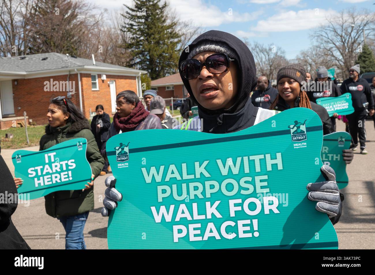 Detroit, Michigan, USA. April 2025. Waffenstillstand Detroit hält einen „Waffenstillstand-Friedensmarsch“ gegen städtische Gewalt ab. Waffenstillstand Detroit ist eine gemeindenahe Organisation, die mit Polizei und Gemeindeorganisationen zusammenarbeitet, um die Normen der Jugend über Gewalt zu ändern. Quelle: Jim West/Alamy Live News Stockfoto