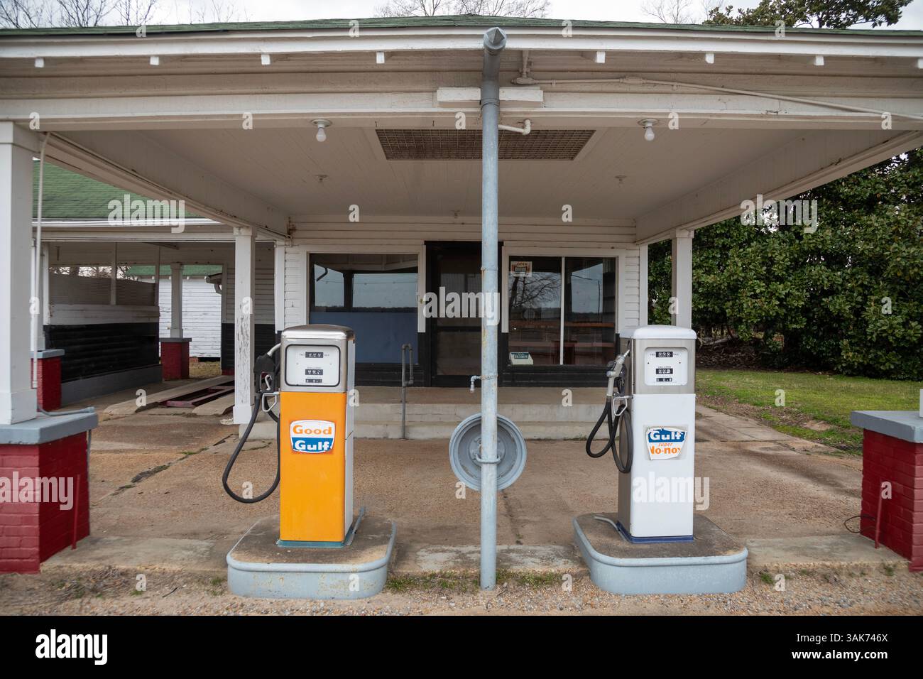 Geld, Mississippi - eine alte Golf-Tankstelle, mit einem Preis von 25 Cent pro Gallone. Stockfoto