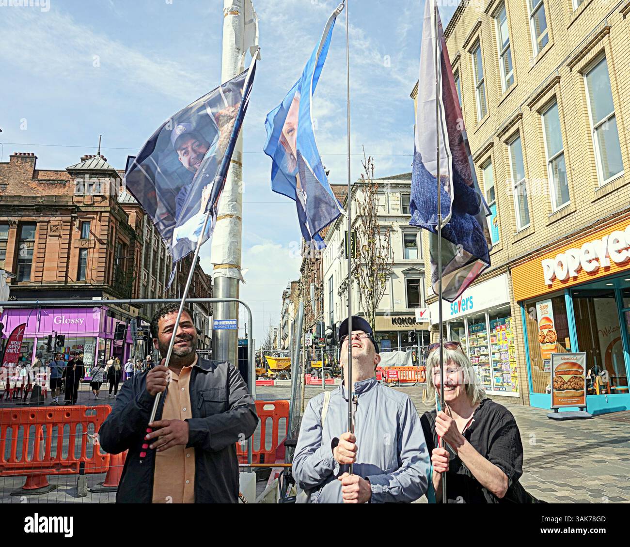 Glasgow, Schottland, Großbritannien. 10 Uhr April 2025. Das Kunstprojekt 24 Things to To Tell You endet in der Sauchihall Street, während Reflexionen über den Untergang und die Verjüngung der Straße im Zuge des Wiederaufbaus Ereignisse und Projekte von Craig McCorquodale und Molly Jack heute Nachmittag 24 Stunden mit einem Gruppenfoto endeten. https://www.24thingstotellyou.co.uk/ . Credit Gerard Ferry /Alamy Live News Stockfoto