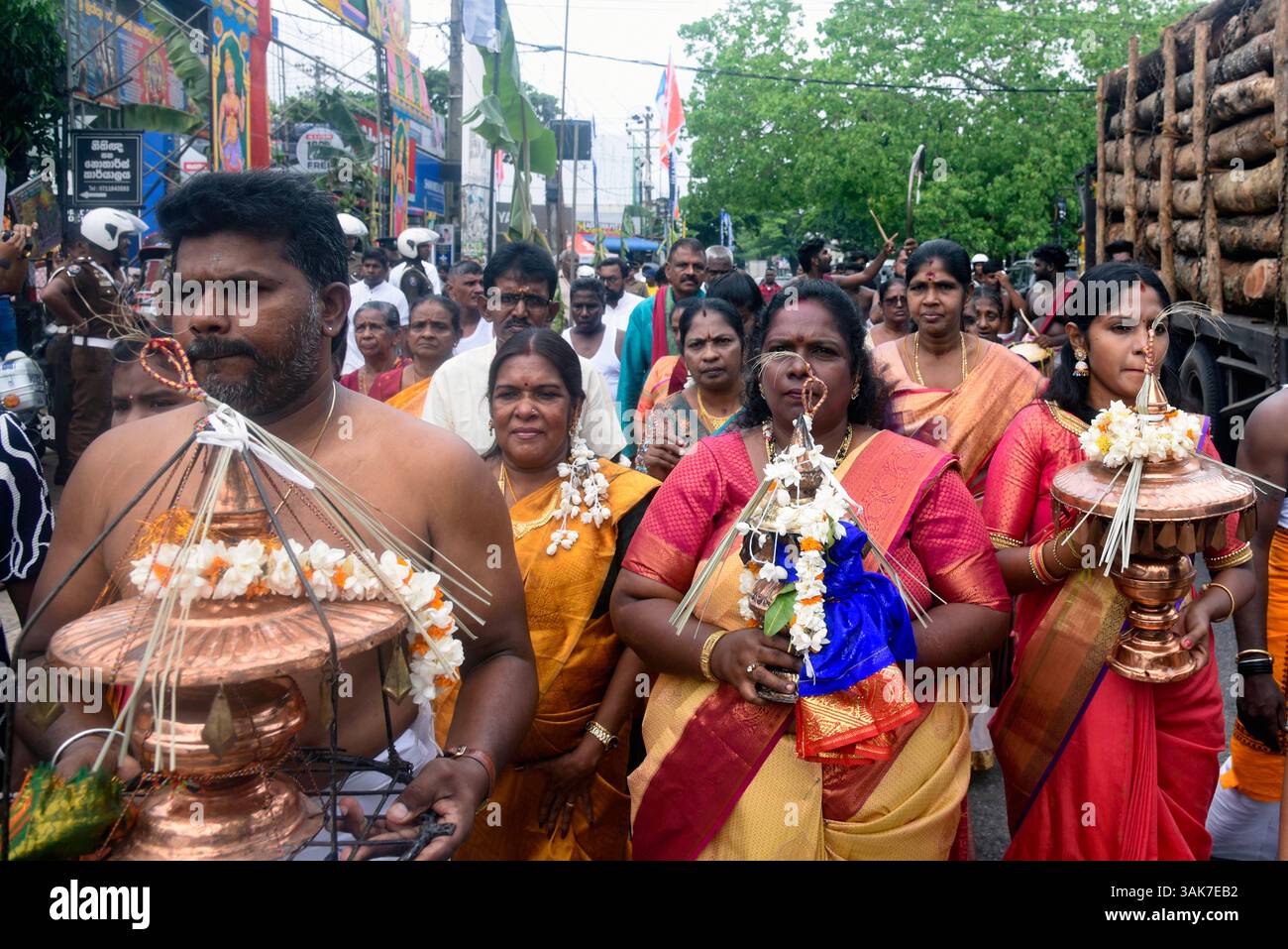Das Chariot Festival am Sri Muttumariamman Hindu Temple in Sri Lanka Hindu-Anhänger nehmen am Chariot Festival am Sri Muttumariamman Hindu Temple in Moratuwa, Sri Lanka, am 11. April 2025 Teil. Das Festival ist ein lebendiges religiöses Ereignis, das einheimische Anhänger und Besucher gleichermaßen anzieht. Das Festival wird jährlich veranstaltet und ehrt die hinduistische Göttin Mariamman, die für ihre Schutzkräfte und Heilkräfte verehrt wird. Im Mittelpunkt der Feier steht die zeremonielle Prozession eines reich geschmückten Wagens, der die Gottheiten-Statue durch die Straßen trägt, begleitet von traditioneller Musik, Trommeln und Darbietungen. Die Stockfoto Das Chariot Festival am Sri Muttumariamman Hindu Temple in Sri Lanka Hindu-Anhänger nehmen am Chariot Festival am Sri Muttumariamman Hindu Temple in Moratuwa, Sri Lanka, am 11. April 2025 Teil. Das Festival ist ein lebendiges religiöses Ereignis, das einheimische Anhänger und Besucher gleichermaßen anzieht. Das Festival wird jährlich veranstaltet und ehrt die hinduistische Göttin Mariamman, die für ihre Schutzkräfte und Heilkräfte verehrt wird. Im Mittelpunkt der Feier steht die zeremonielle Prozession eines reich geschmückten Wagens, der die Gottheiten-Statue durch die Straßen trägt, begleitet von traditioneller Musik, Trommeln und Darbietungen. Die Stockfoto
