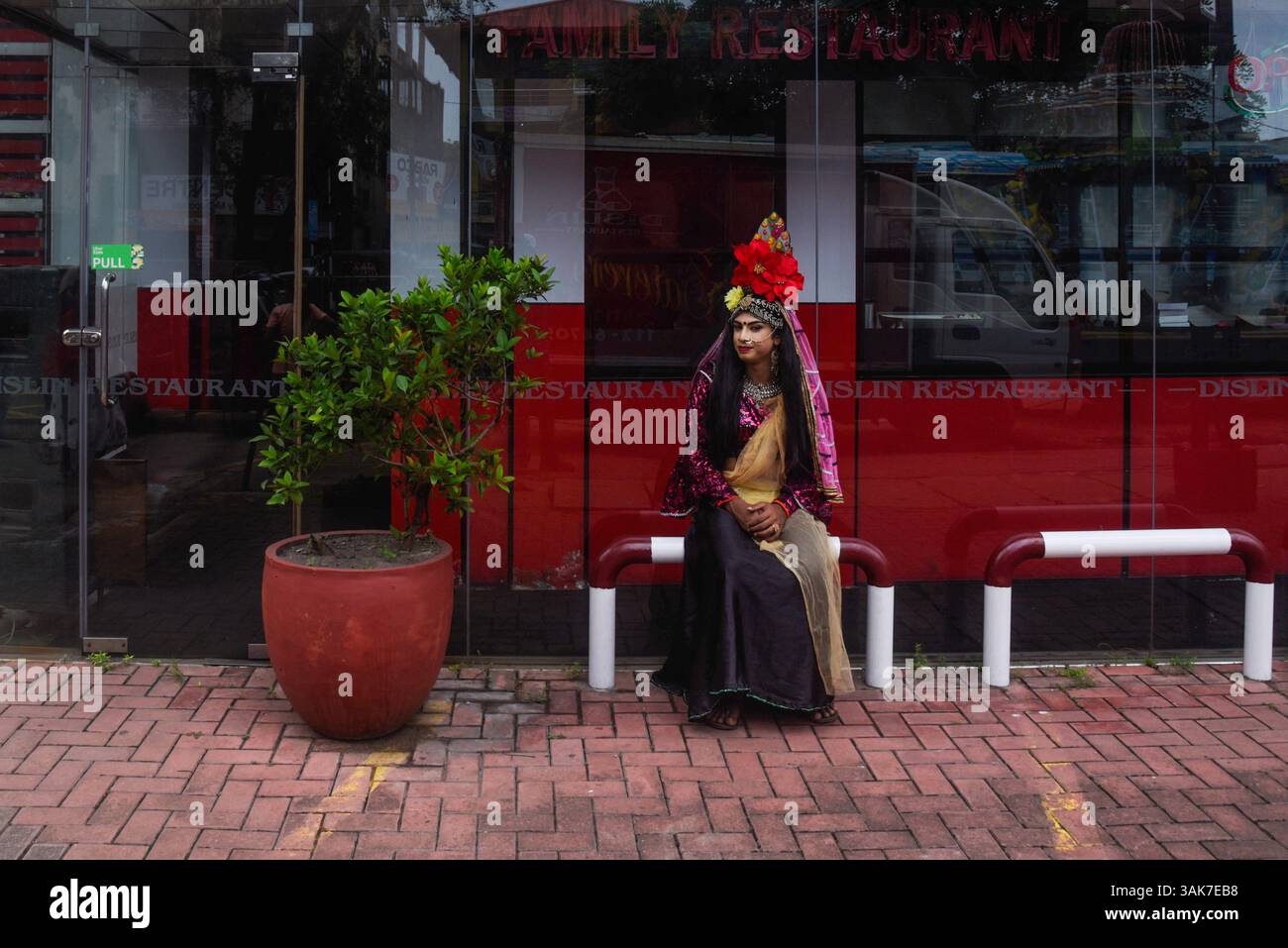 Das Chariot Festival im Sri Muttumariamman Hindu Temple in Sri Lanka am 11. April 2025 findet im Sri Muttumariamman Hindu Temple in Moratuwa, Sri Lanka, Eine Tänzerin statt. Das Festival ist ein lebendiges religiöses Ereignis, das einheimische Anhänger und Besucher gleichermaßen anzieht. Das Festival wird jährlich veranstaltet und ehrt die hinduistische Göttin Mariamman, die für ihre Schutzkräfte und Heilkräfte verehrt wird. Im Mittelpunkt der Feier steht die zeremonielle Prozession eines reich geschmückten Wagens, der die Gottheiten-Statue durch die Straßen trägt, begleitet von traditioneller Musik, Trommeln und Darbietungen. Das Ereignis Stockfoto Das Chariot Festival im Sri Muttumariamman Hindu Temple in Sri Lanka am 11. April 2025 findet im Sri Muttumariamman Hindu Temple in Moratuwa, Sri Lanka, Eine Tänzerin statt. Das Festival ist ein lebendiges religiöses Ereignis, das einheimische Anhänger und Besucher gleichermaßen anzieht. Das Festival wird jährlich veranstaltet und ehrt die hinduistische Göttin Mariamman, die für ihre Schutzkräfte und Heilkräfte verehrt wird. Im Mittelpunkt der Feier steht die zeremonielle Prozession eines reich geschmückten Wagens, der die Gottheiten-Statue durch die Straßen trägt, begleitet von traditioneller Musik, Trommeln und Darbietungen. Das Ereignis Stockfoto