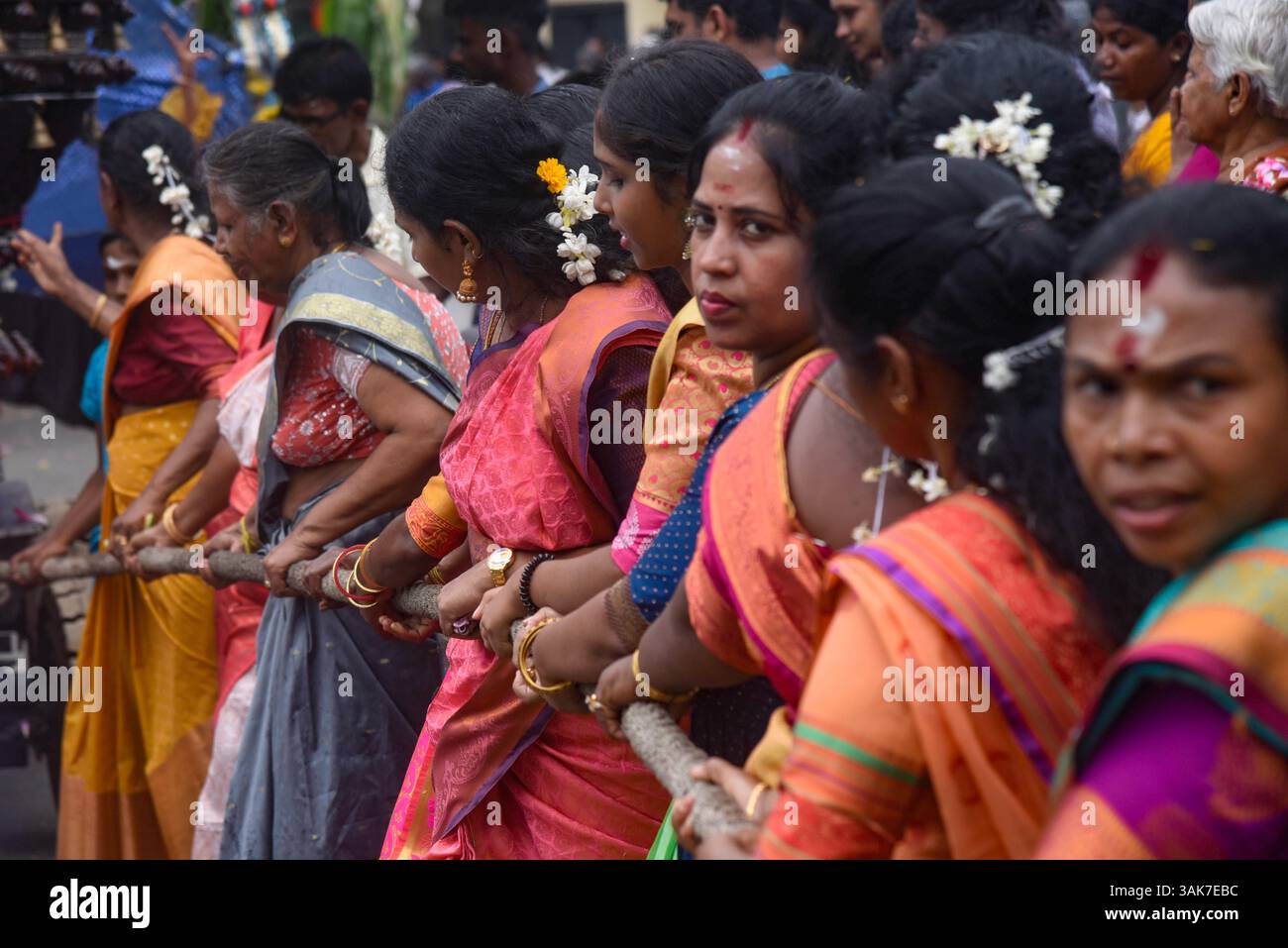 Das Chariot Festival am Sri Muttumariamman Hindu Temple in Sri Lanka Hindu-Anhänger nehmen am Chariot Festival am Sri Muttumariamman Hindu Temple in Moratuwa, Sri Lanka, am 11. April 2025 Teil. Das Festival ist ein lebendiges religiöses Ereignis, das einheimische Anhänger und Besucher gleichermaßen anzieht. Das Festival wird jährlich veranstaltet und ehrt die hinduistische Göttin Mariamman, die für ihre Schutzkräfte und Heilkräfte verehrt wird. Im Mittelpunkt der Feier steht die zeremonielle Prozession eines reich geschmückten Wagens, der die Gottheiten-Statue durch die Straßen trägt, begleitet von traditioneller Musik, Trommeln und Darbietungen. Die Stockfoto Das Chariot Festival am Sri Muttumariamman Hindu Temple in Sri Lanka Hindu-Anhänger nehmen am Chariot Festival am Sri Muttumariamman Hindu Temple in Moratuwa, Sri Lanka, am 11. April 2025 Teil. Das Festival ist ein lebendiges religiöses Ereignis, das einheimische Anhänger und Besucher gleichermaßen anzieht. Das Festival wird jährlich veranstaltet und ehrt die hinduistische Göttin Mariamman, die für ihre Schutzkräfte und Heilkräfte verehrt wird. Im Mittelpunkt der Feier steht die zeremonielle Prozession eines reich geschmückten Wagens, der die Gottheiten-Statue durch die Straßen trägt, begleitet von traditioneller Musik, Trommeln und Darbietungen. Die Stockfoto