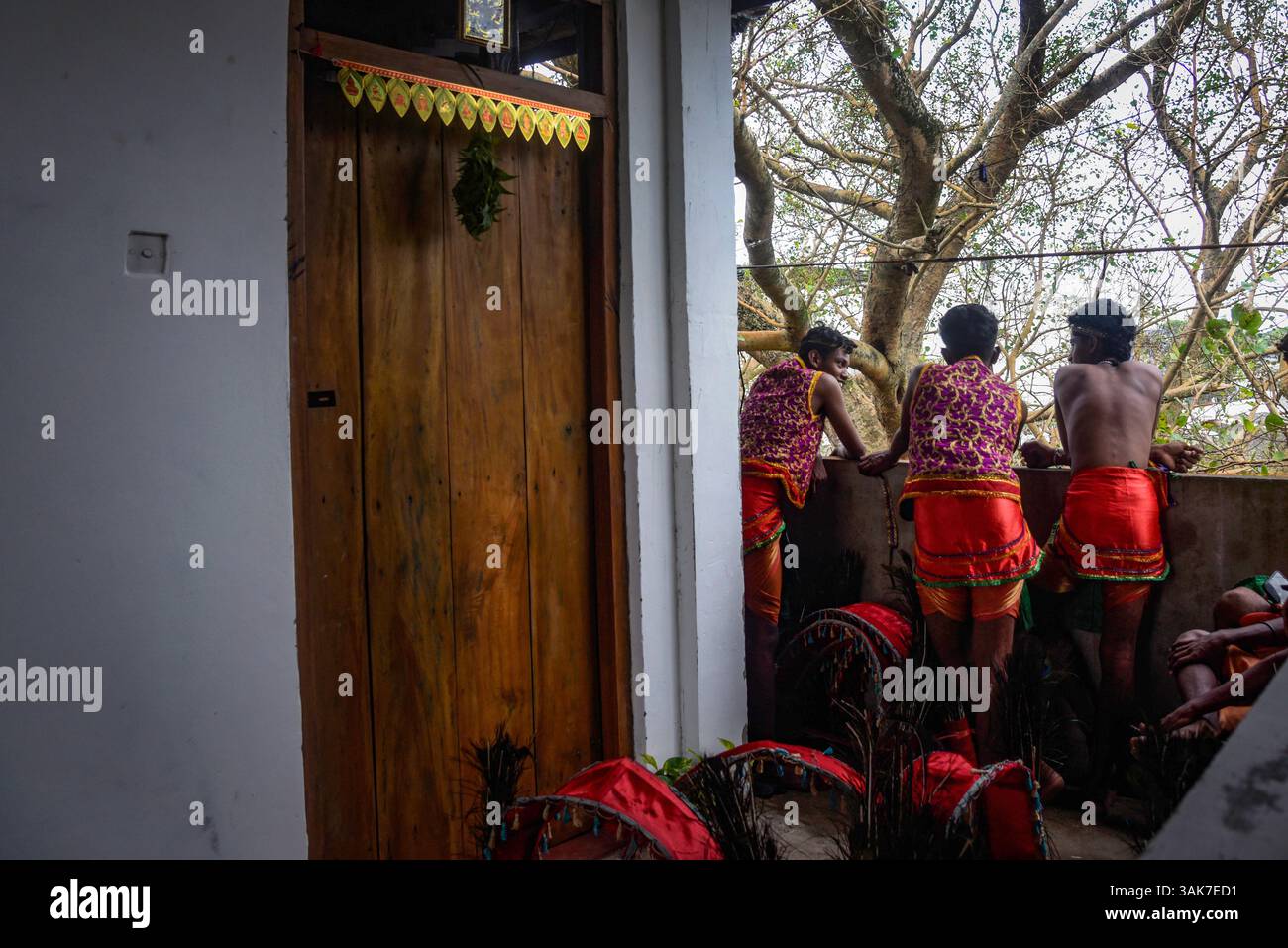 Das Chariot Festival im Sri Muttumariamman Hindu Temple in Sri Lanka die Gläubigen ruhen vor dem 65. Jährlichen Chariot Festival im Sri Muttumariamman Hindu Temple in Moratuwa, Sri Lanka am 11. April 2025. Das Festival ist ein lebendiges religiöses Ereignis, das einheimische Anhänger und Besucher gleichermaßen anzieht. Das Festival wird jährlich veranstaltet und ehrt die hinduistische Göttin Mariamman, die für ihre Schutzkräfte und Heilkräfte verehrt wird. Im Mittelpunkt der Feier steht die zeremonielle Prozession eines reich geschmückten Wagens, der die Gottheiten-Statue durch die Straßen trägt, begleitet von traditioneller Musik, Trommeln und Darbietungen. Th Stockfoto Das Chariot Festival im Sri Muttumariamman Hindu Temple in Sri Lanka die Gläubigen ruhen vor dem 65. Jährlichen Chariot Festival im Sri Muttumariamman Hindu Temple in Moratuwa, Sri Lanka am 11. April 2025. Das Festival ist ein lebendiges religiöses Ereignis, das einheimische Anhänger und Besucher gleichermaßen anzieht. Das Festival wird jährlich veranstaltet und ehrt die hinduistische Göttin Mariamman, die für ihre Schutzkräfte und Heilkräfte verehrt wird. Im Mittelpunkt der Feier steht die zeremonielle Prozession eines reich geschmückten Wagens, der die Gottheiten-Statue durch die Straßen trägt, begleitet von traditioneller Musik, Trommeln und Darbietungen. Th Stockfoto