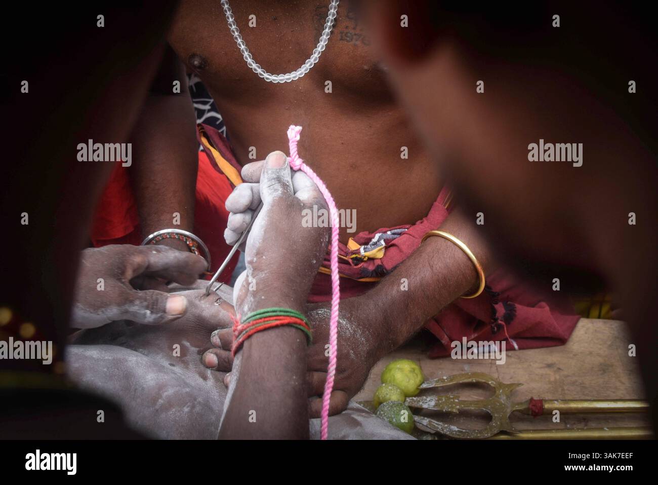 Das Chariot Festival am Sri Muttumariamman Hindu Temple in Sri Lanka Hindu-Anhänger nehmen am Chariot Festival am Sri Muttumariamman Hindu Temple in Moratuwa, Sri Lanka, am 11. April 2025 Teil. Das Festival ist ein lebendiges religiöses Ereignis, das einheimische Anhänger und Besucher gleichermaßen anzieht. Das Festival wird jährlich veranstaltet und ehrt die hinduistische Göttin Mariamman, die für ihre Schutzkräfte und Heilkräfte verehrt wird. Im Mittelpunkt der Feier steht die zeremonielle Prozession eines reich geschmückten Wagens, der die Gottheiten-Statue durch die Straßen trägt, begleitet von traditioneller Musik, Trommeln und Darbietungen. Die Stockfoto Das Chariot Festival am Sri Muttumariamman Hindu Temple in Sri Lanka Hindu-Anhänger nehmen am Chariot Festival am Sri Muttumariamman Hindu Temple in Moratuwa, Sri Lanka, am 11. April 2025 Teil. Das Festival ist ein lebendiges religiöses Ereignis, das einheimische Anhänger und Besucher gleichermaßen anzieht. Das Festival wird jährlich veranstaltet und ehrt die hinduistische Göttin Mariamman, die für ihre Schutzkräfte und Heilkräfte verehrt wird. Im Mittelpunkt der Feier steht die zeremonielle Prozession eines reich geschmückten Wagens, der die Gottheiten-Statue durch die Straßen trägt, begleitet von traditioneller Musik, Trommeln und Darbietungen. Die Stockfoto