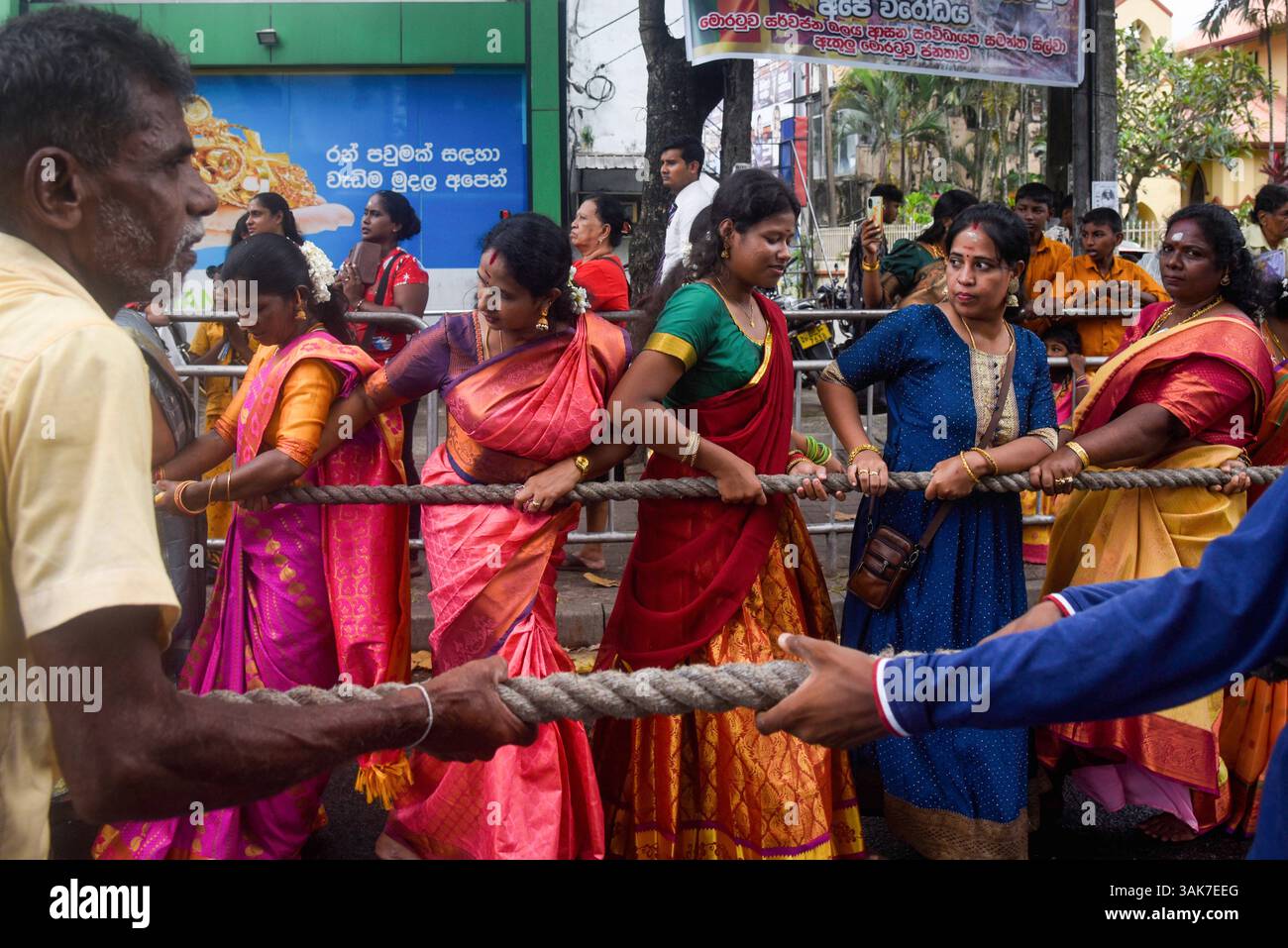 Das Chariot Festival am Sri Muttumariamman Hindu Temple in Sri Lanka Hindu-Anhänger nehmen am Chariot Festival am Sri Muttumariamman Hindu Temple in Moratuwa, Sri Lanka, am 11. April 2025 Teil. Das Festival ist ein lebendiges religiöses Ereignis, das einheimische Anhänger und Besucher gleichermaßen anzieht. Das Festival wird jährlich veranstaltet und ehrt die hinduistische Göttin Mariamman, die für ihre Schutzkräfte und Heilkräfte verehrt wird. Im Mittelpunkt der Feier steht die zeremonielle Prozession eines reich geschmückten Wagens, der die Gottheiten-Statue durch die Straßen trägt, begleitet von traditioneller Musik, Trommeln und Darbietungen. Die Stockfoto Das Chariot Festival am Sri Muttumariamman Hindu Temple in Sri Lanka Hindu-Anhänger nehmen am Chariot Festival am Sri Muttumariamman Hindu Temple in Moratuwa, Sri Lanka, am 11. April 2025 Teil. Das Festival ist ein lebendiges religiöses Ereignis, das einheimische Anhänger und Besucher gleichermaßen anzieht. Das Festival wird jährlich veranstaltet und ehrt die hinduistische Göttin Mariamman, die für ihre Schutzkräfte und Heilkräfte verehrt wird. Im Mittelpunkt der Feier steht die zeremonielle Prozession eines reich geschmückten Wagens, der die Gottheiten-Statue durch die Straßen trägt, begleitet von traditioneller Musik, Trommeln und Darbietungen. Die Stockfoto