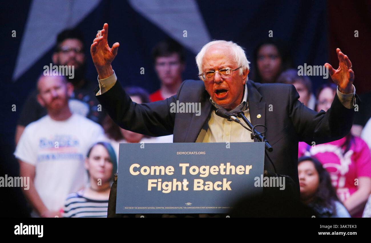 20. April 2017 – Fort Worth, TX, USA – Senatorin Bernie Sanders spricht bei der „Come Together and Fight Back“-Kundgebung der Demokratischen Partei im Verizon Center am Donnerstag, den 20. April 2017 in Grand Prairie, Texas. (Bild: © Rodger Mallison/TNS via ZUMA Wire) Stockfoto