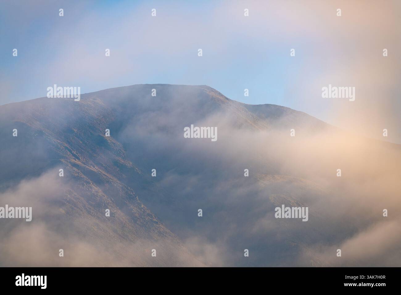 Am frühen Morgen umgeben Nebel und Wolken den Gipfel des Great Gable Stockfoto