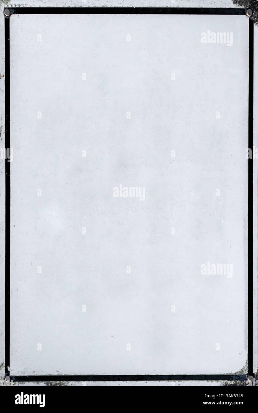 Zinn-Schild, Emaille-Schild an einer Hauswand. Schild für eigene Inschrift. Stockfoto